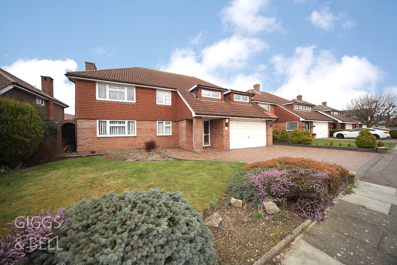 5 bed detached house for sale in Sunset Drive, Luton  - Property Image 2