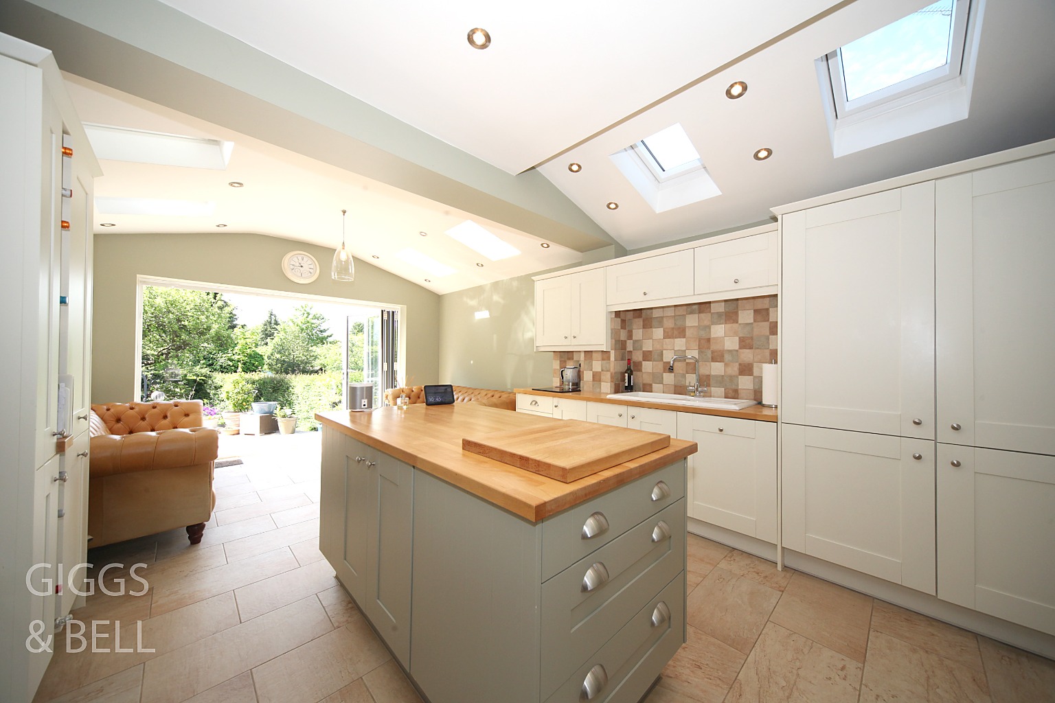 3 bed semi-detached house for sale in Knoll Rise, Luton 7