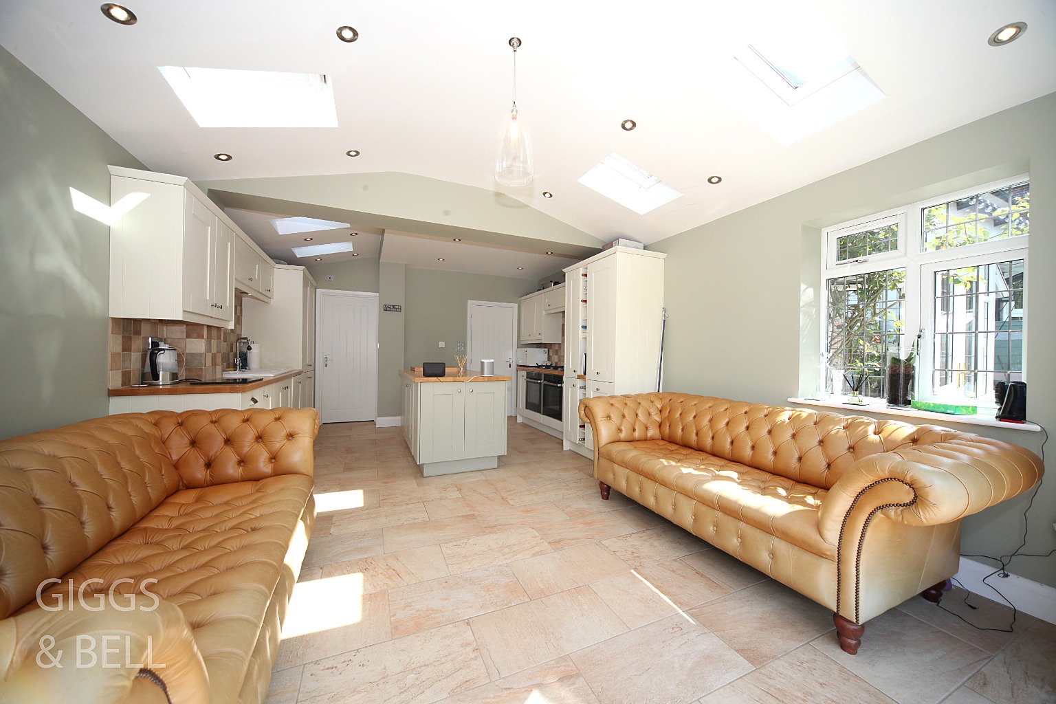 3 bed semi-detached house for sale in Knoll Rise, Luton  - Property Image 6