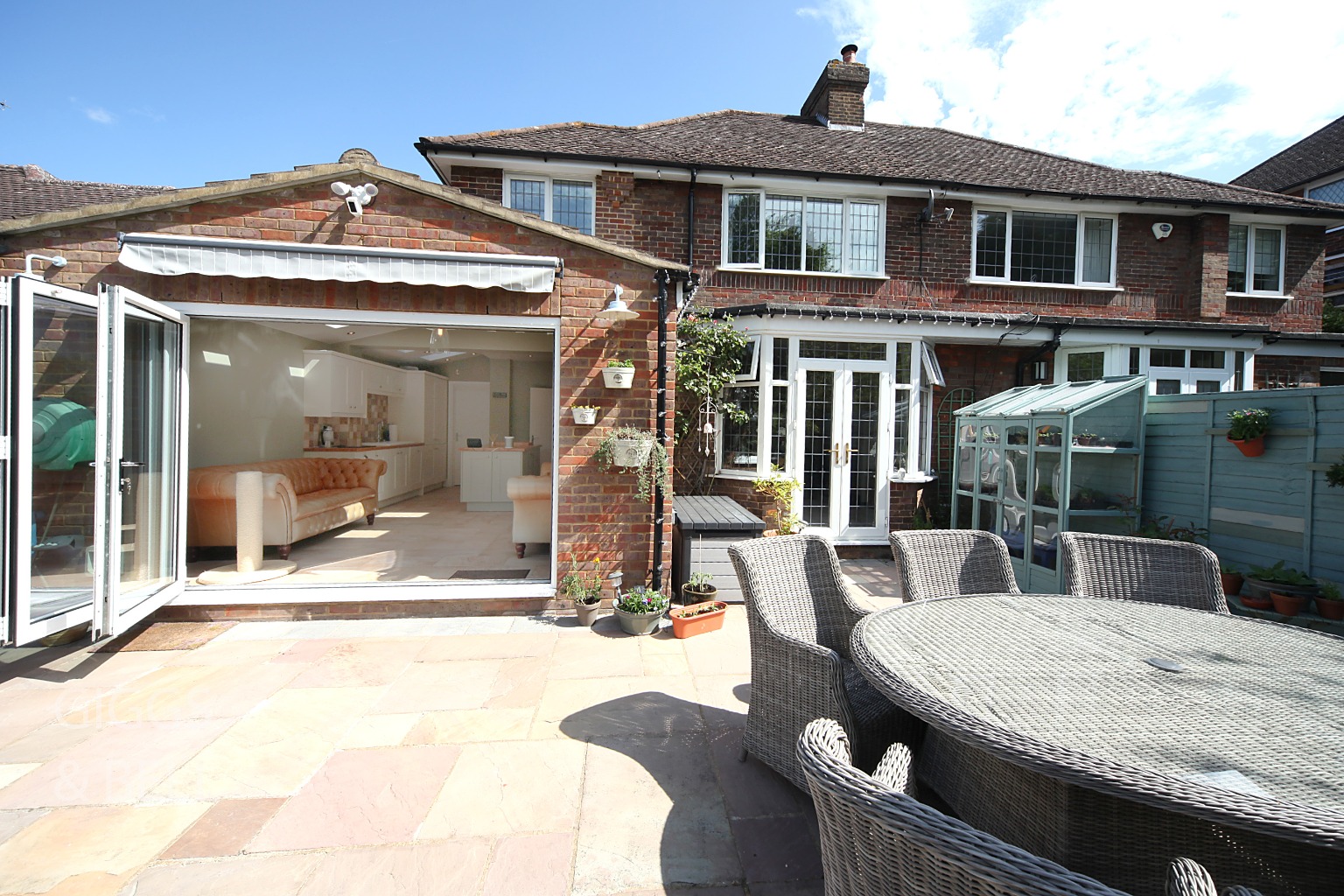 3 bed semi-detached house for sale in Knoll Rise, Luton  - Property Image 17