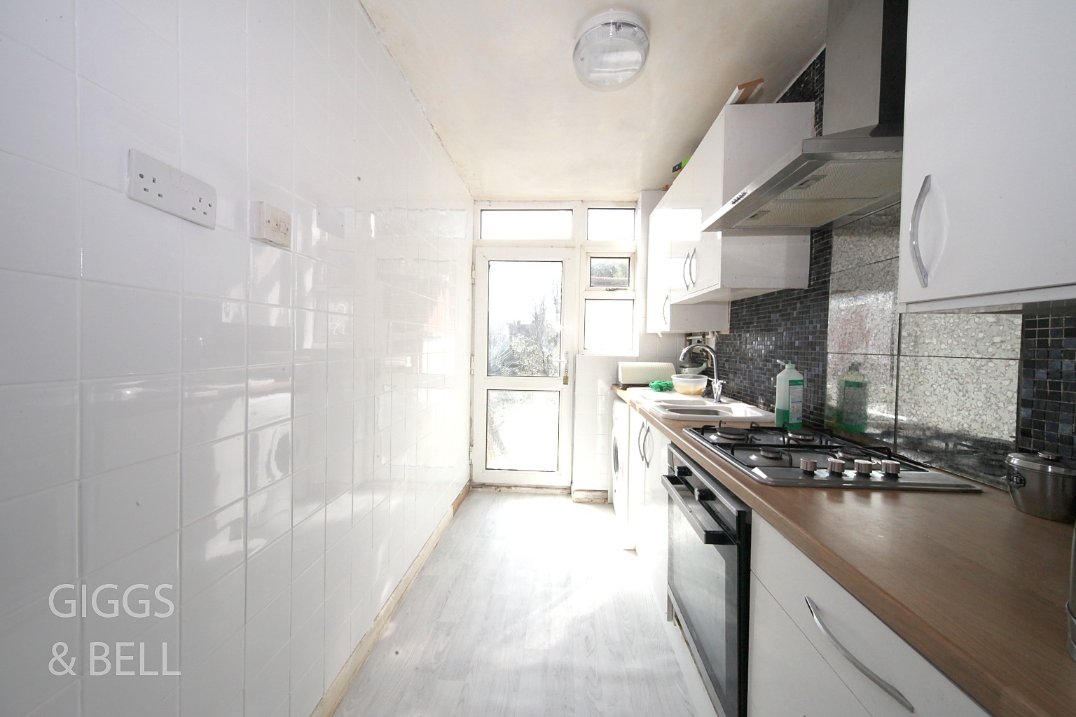 3 bed terraced house for sale in Chester Avenue 8