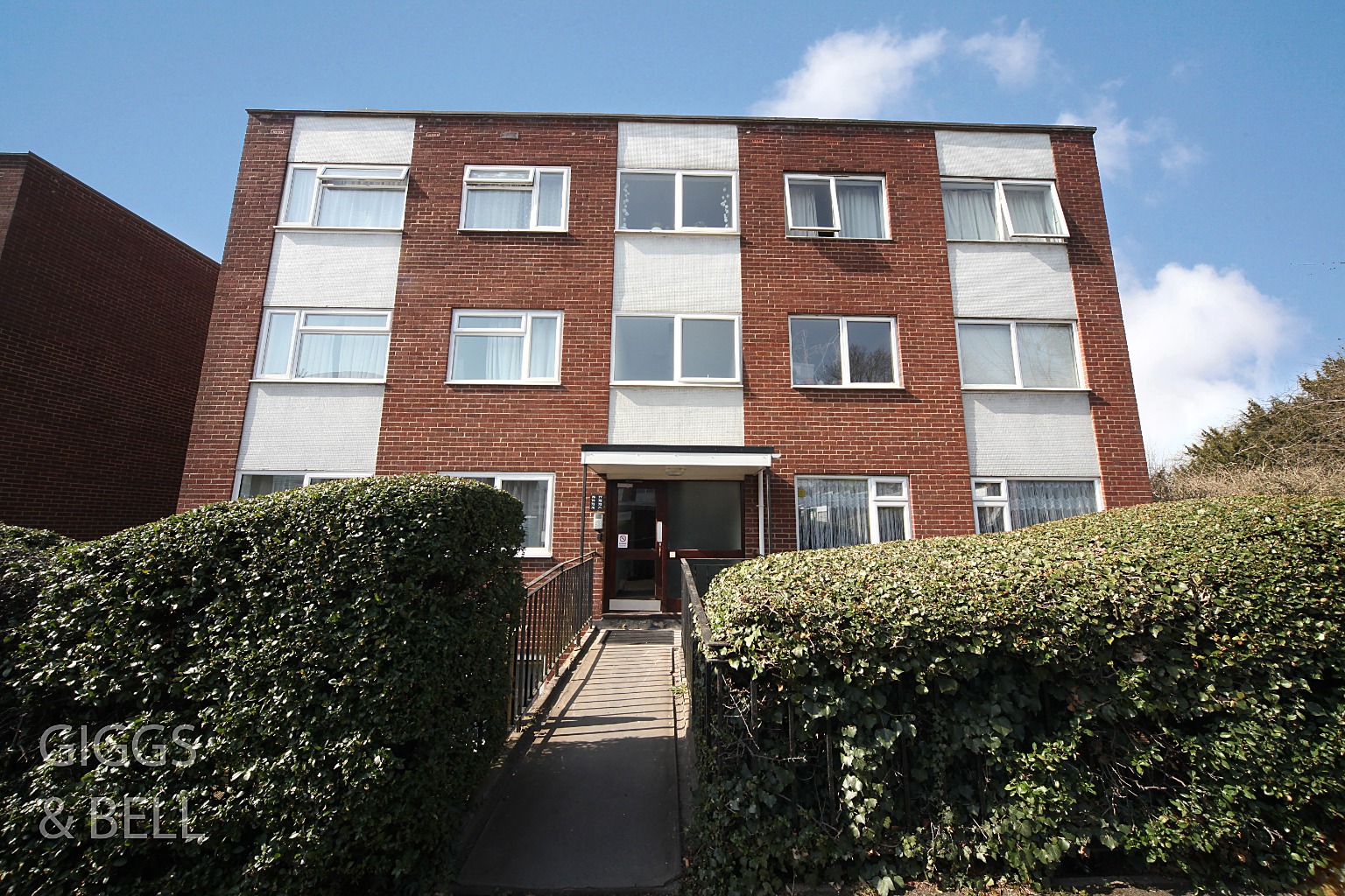 3 bed flat for sale in Old Bedford Road, Luton - Property Image 1