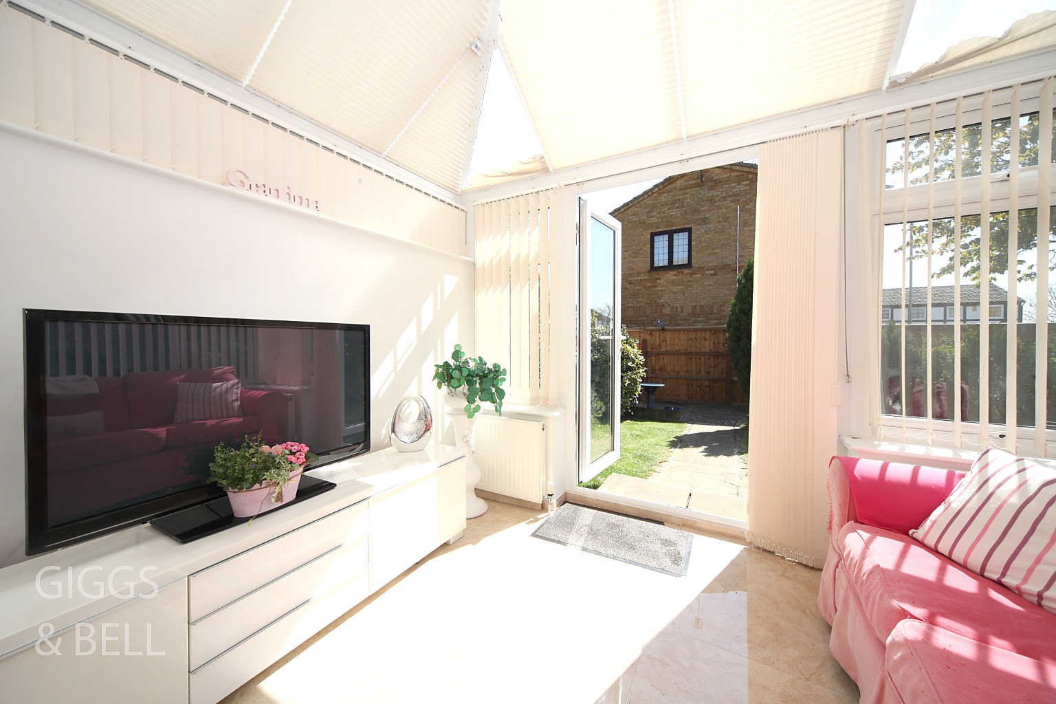 2 bed semi-detached house for sale in Lesbury Close, Luton  - Property Image 7