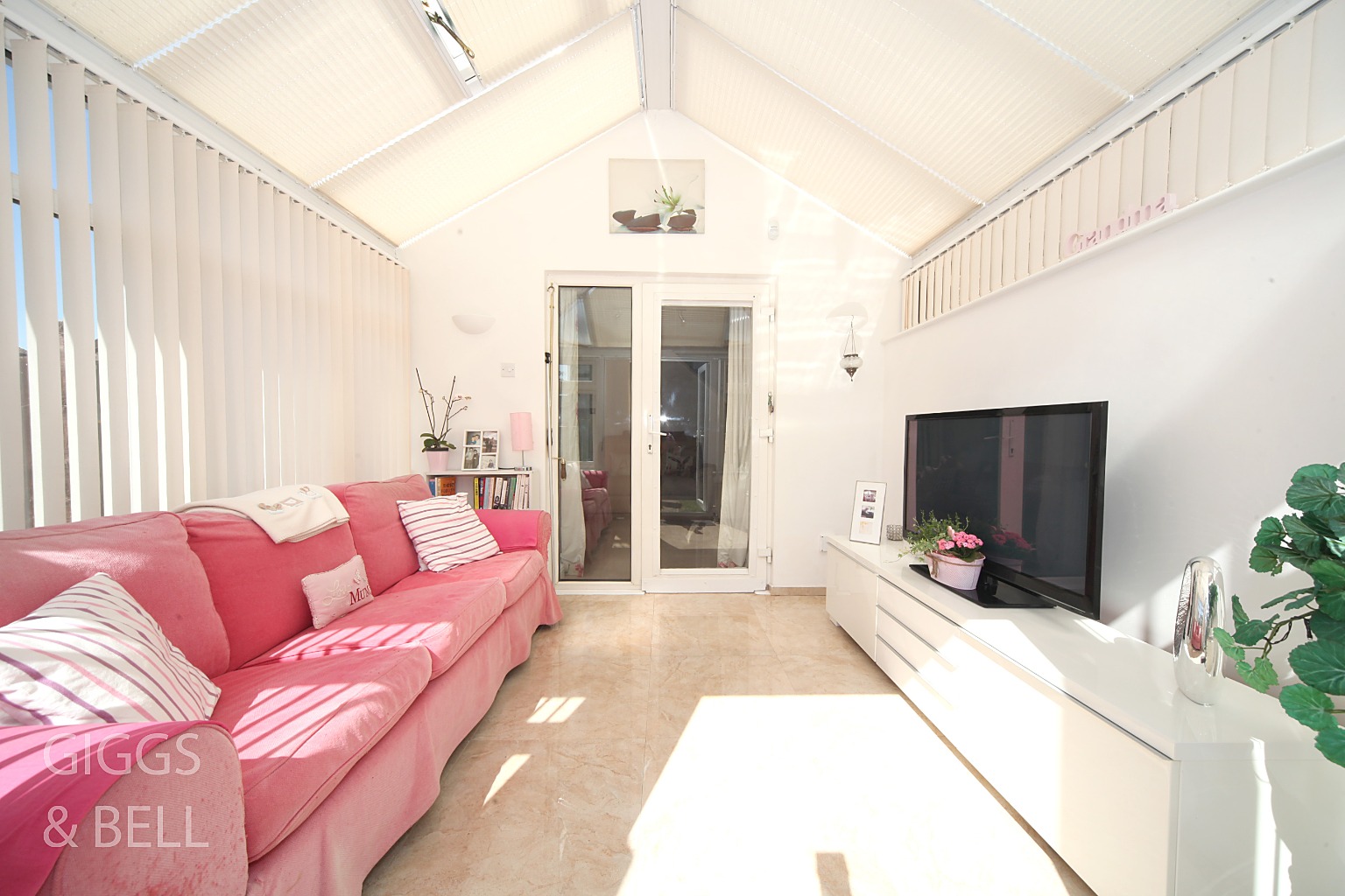 2 bed semi-detached house for sale in Lesbury Close, Luton  - Property Image 9