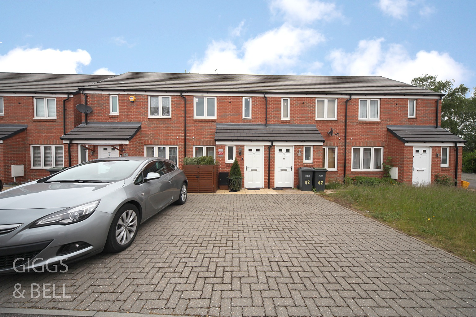 2 bed terraced house for sale in Guardian Way, Luton - Property Image 1