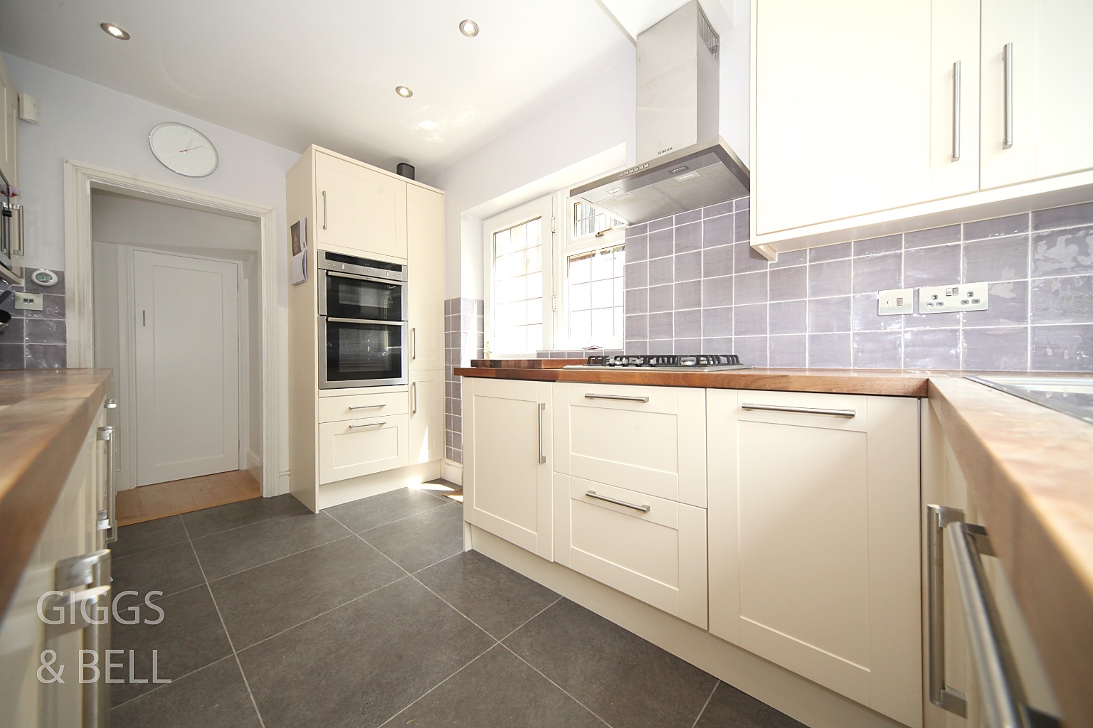 3 bed semi-detached house for sale in Knoll Rise, Luton  - Property Image 12