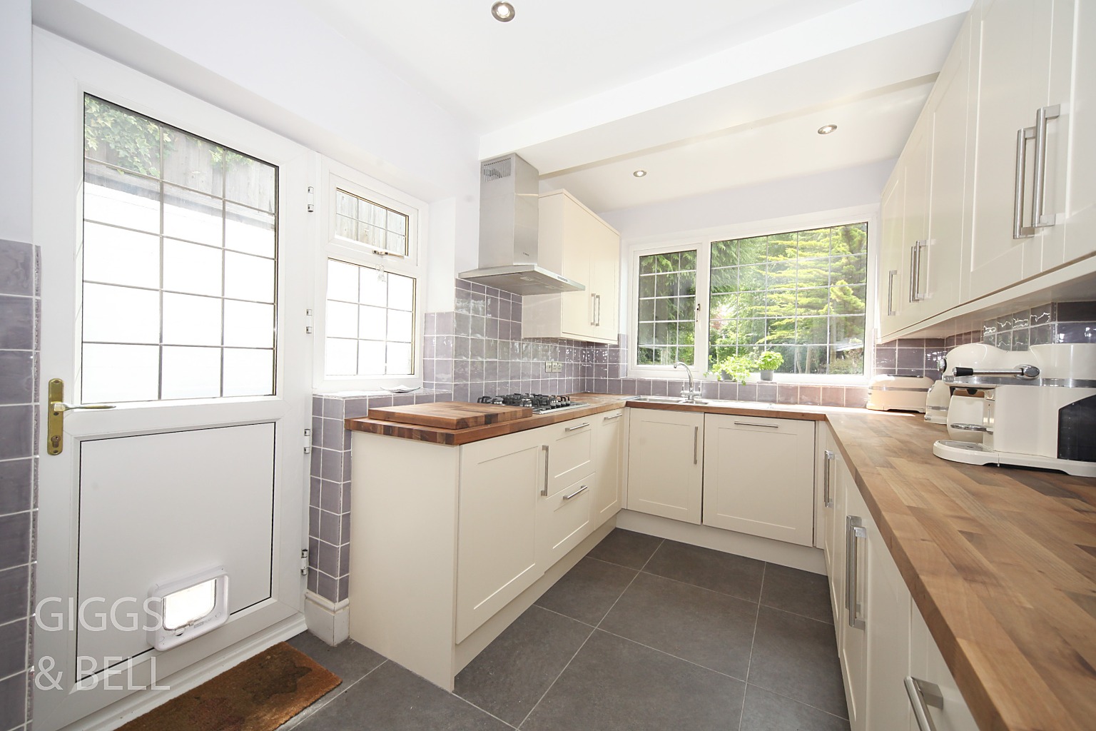 3 bed semi-detached house for sale in Knoll Rise, Luton  - Property Image 10