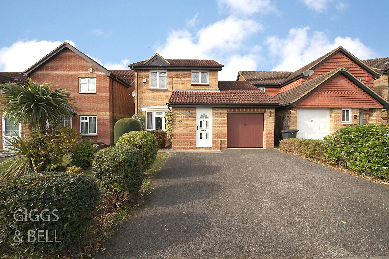 3 bed detached house for sale in Thetford Gardens, Luton  - Property Image 1