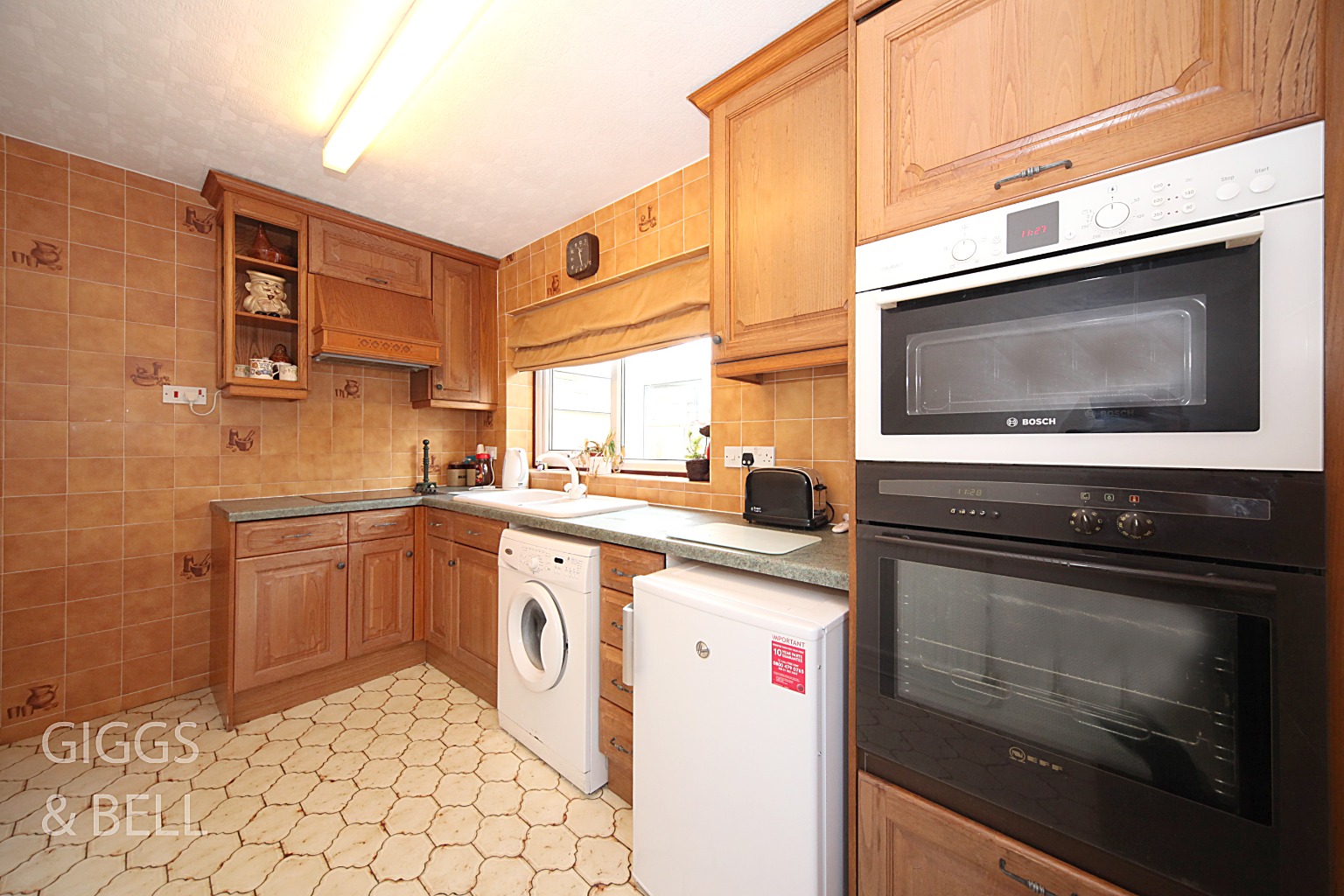 2 bed bungalow for sale in Deep Denes, Luton 5