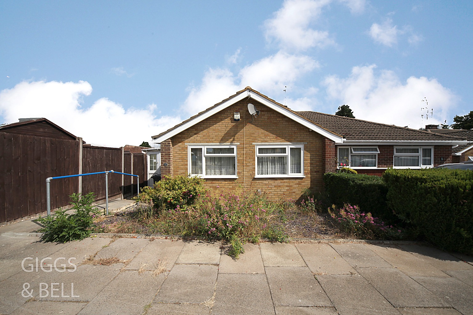 3 bed semi-detached bungalow for sale in Ripley Road, Luton  - Property Image 1