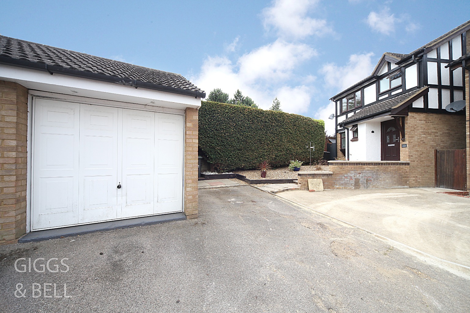 4 bed detached house for sale in Reedsdale, Luton  - Property Image 1