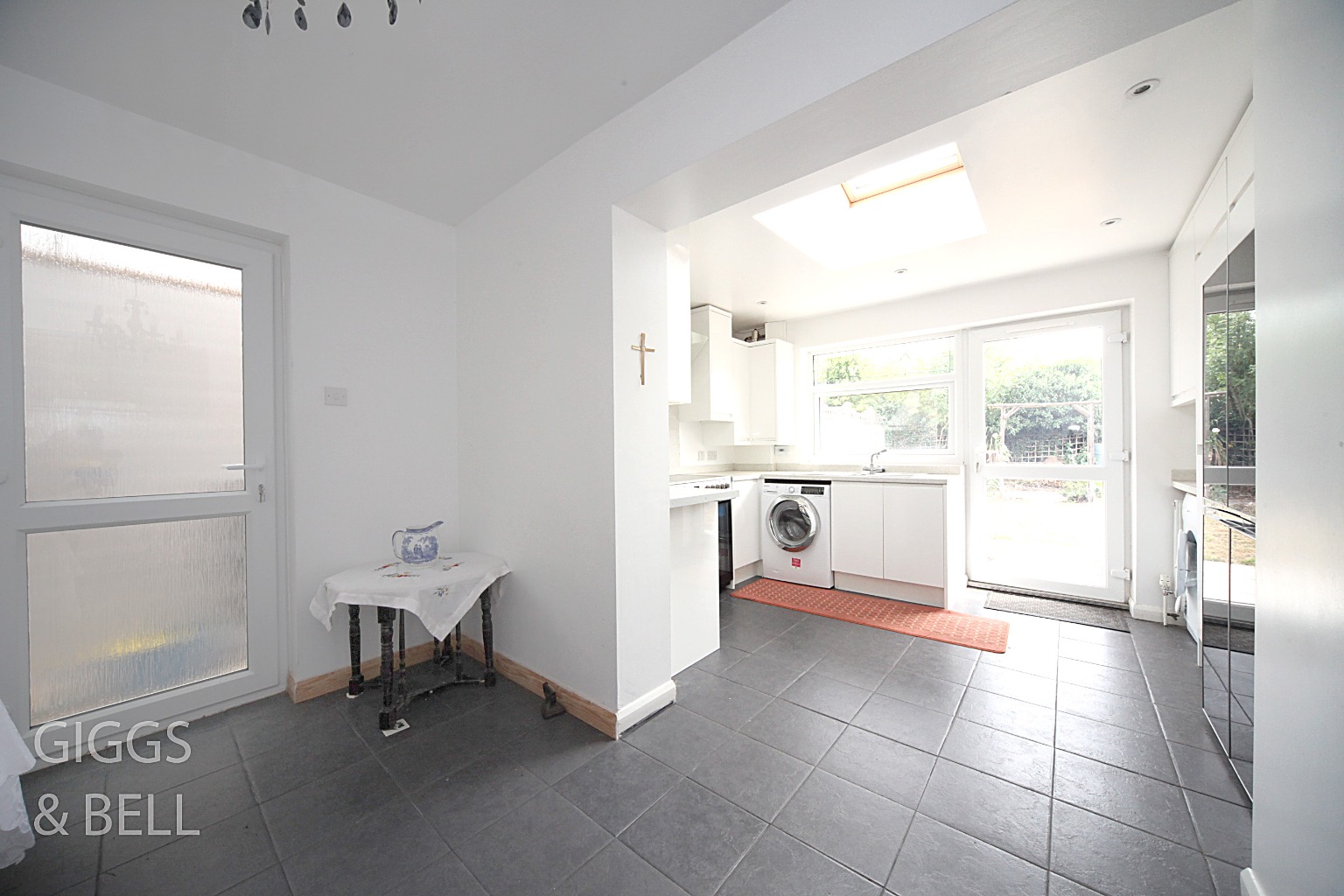 4 bed semi-detached house for sale in Curlew Road, Luton  - Property Image 8