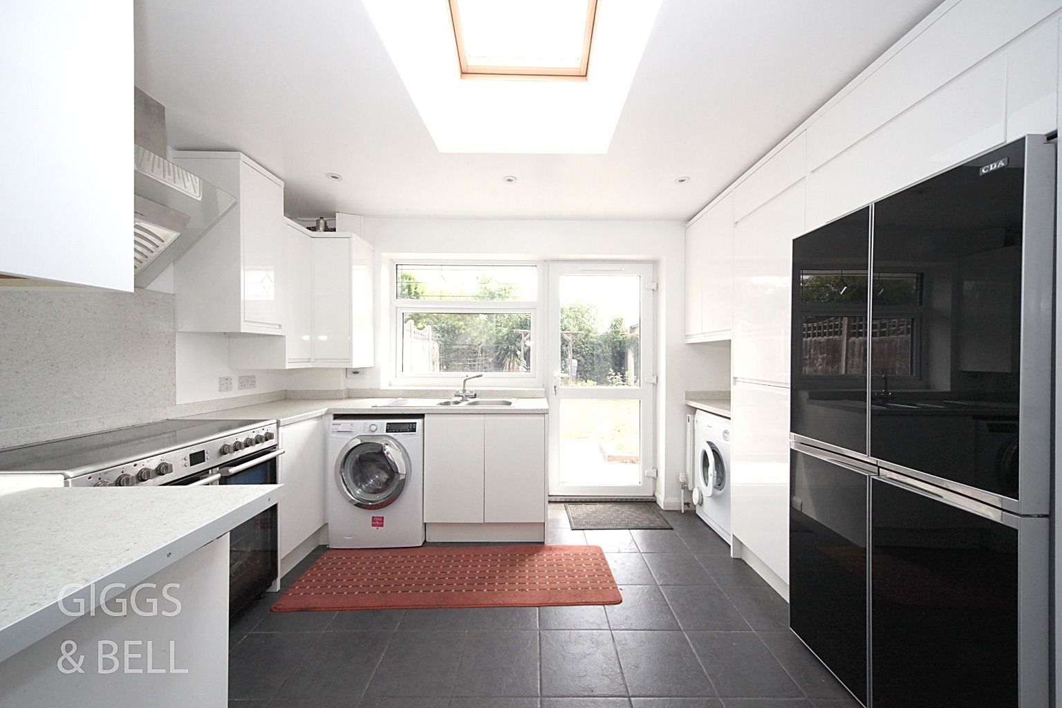 4 bed semi-detached house for sale in Curlew Road, Luton 5