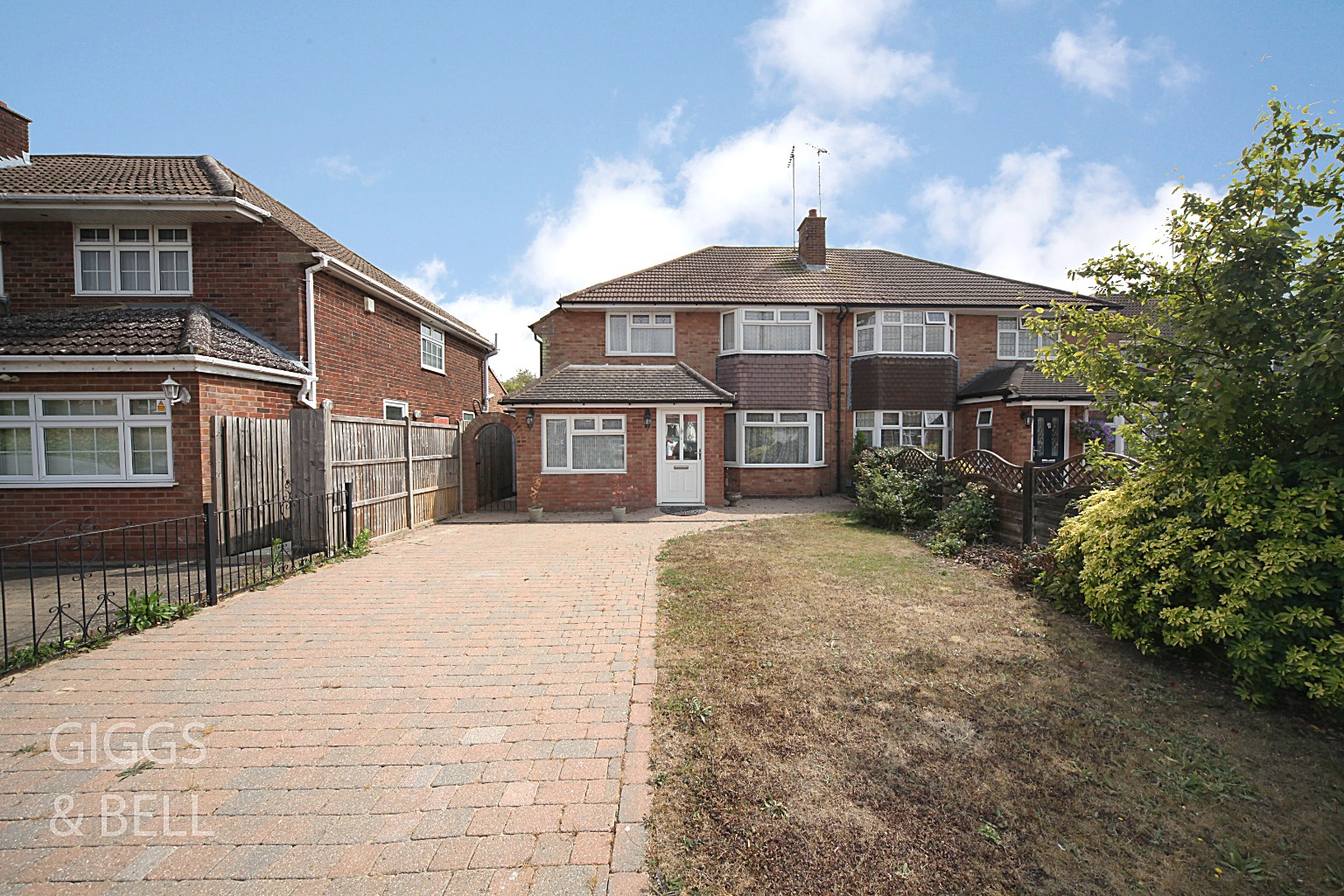 4 bed semi-detached house for sale in Curlew Road, Luton  - Property Image 1