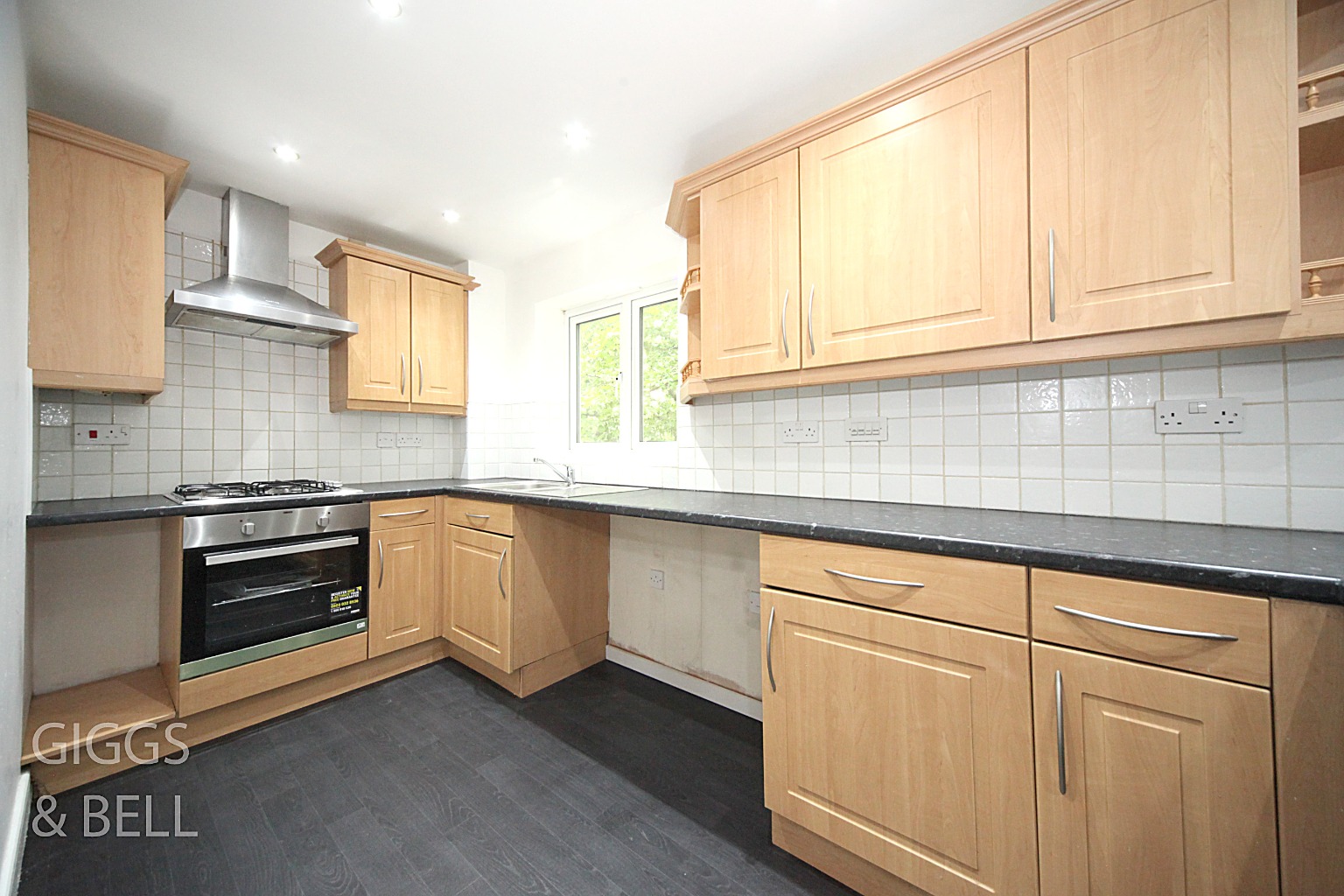 2 bed flat for sale in Primrose Close, Luton  - Property Image 6