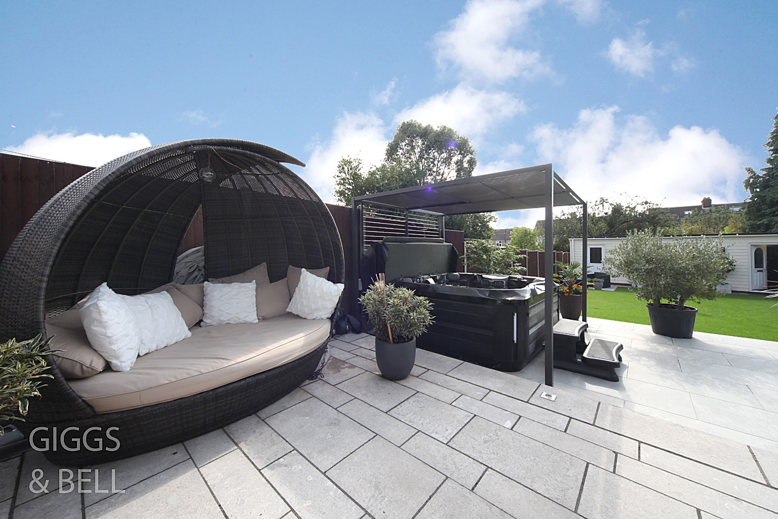 4 bed detached house for sale in Alton Road, Luton 22