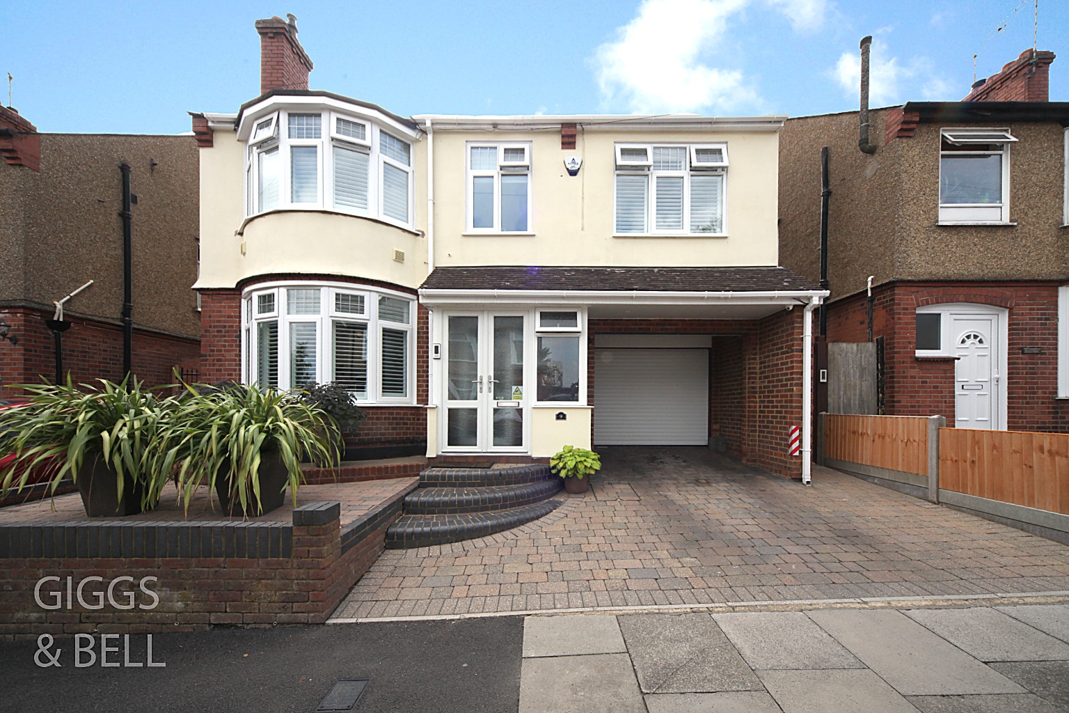 4 bed detached house for sale in Alton Road, Luton - Property Image 1