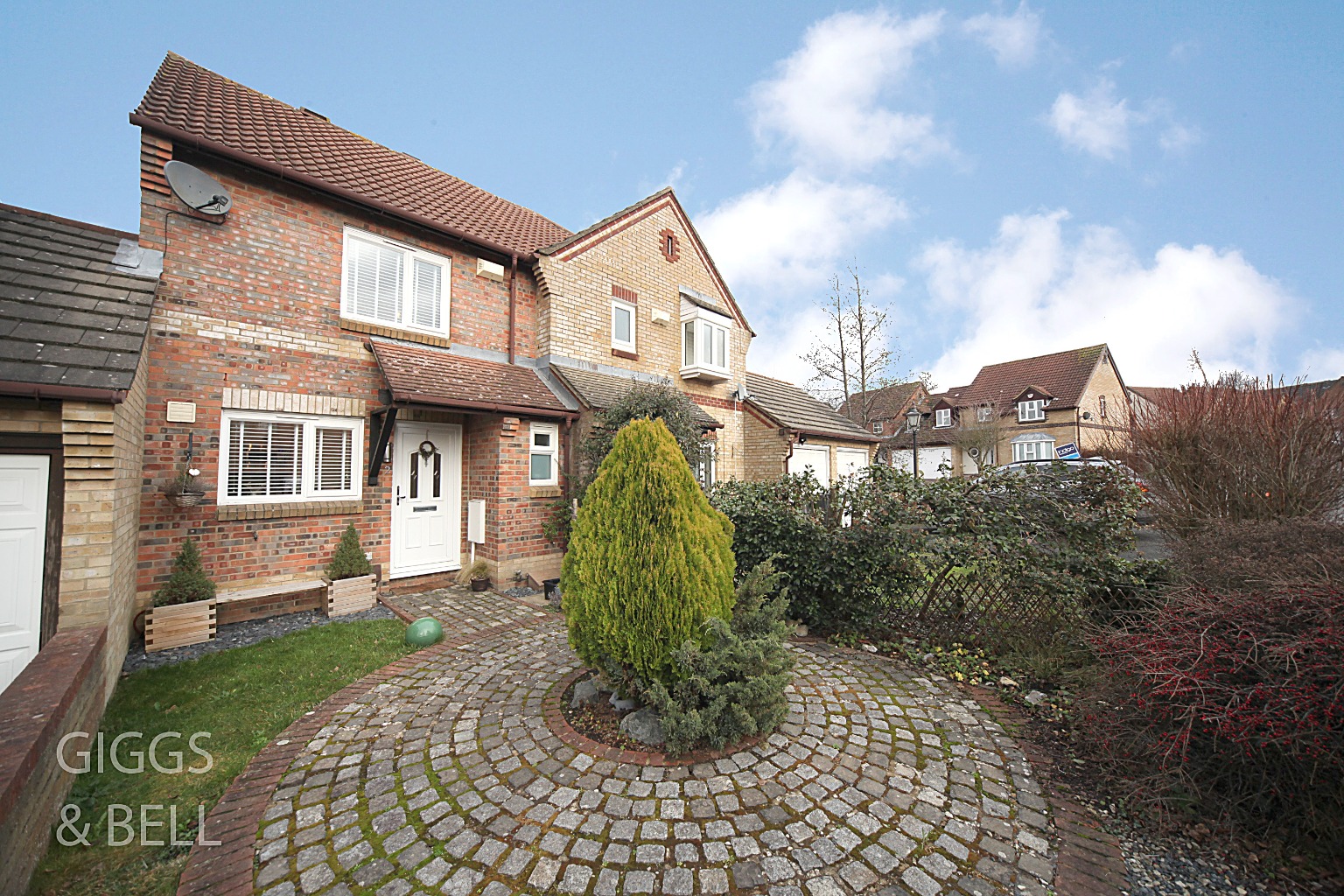 2 bed semi-detached house for sale in The Belfry, Luton - Property Image 1