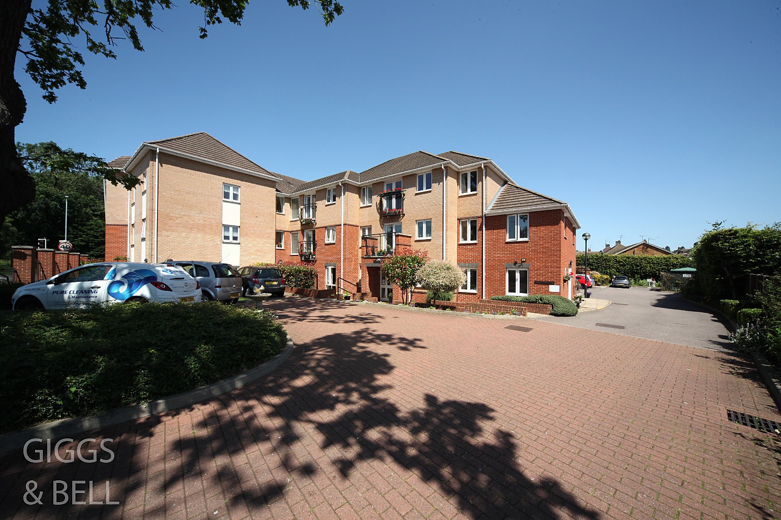 2 bed flat for sale in Cannon Lane, Luton  - Property Image 1