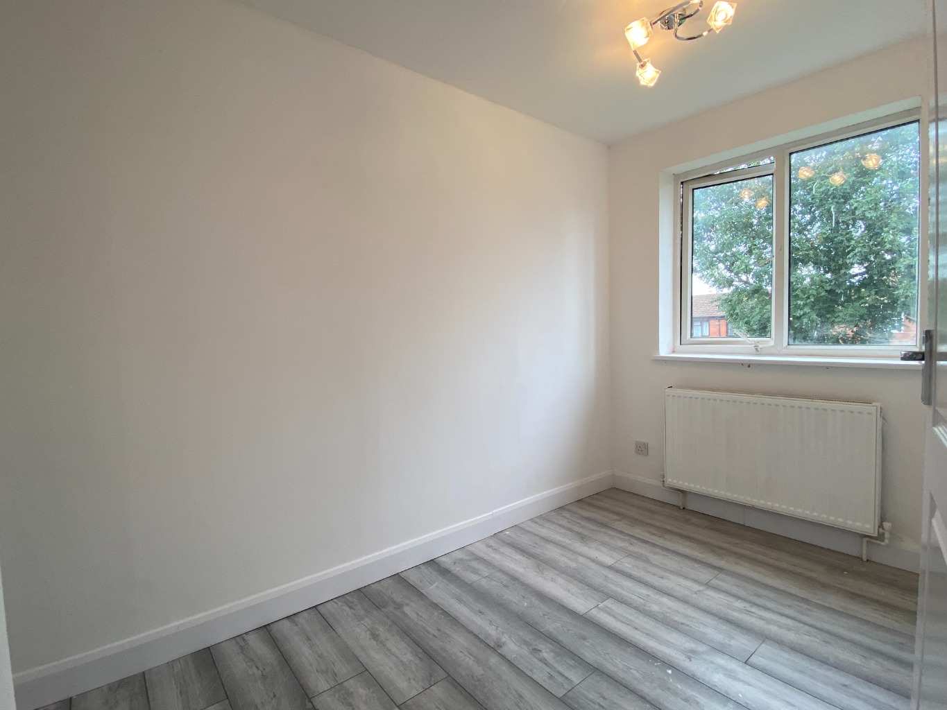 4 bed semi-detached house for sale in Sparrow Close, Luton 7