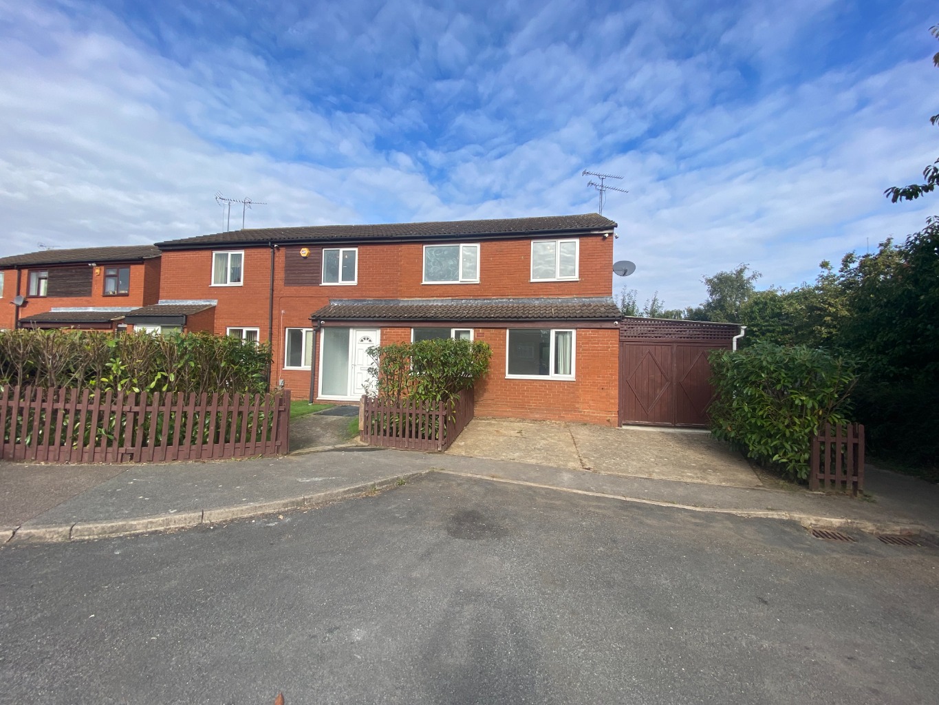 4 bed semi-detached house for sale in Sparrow Close, Luton, LU4 