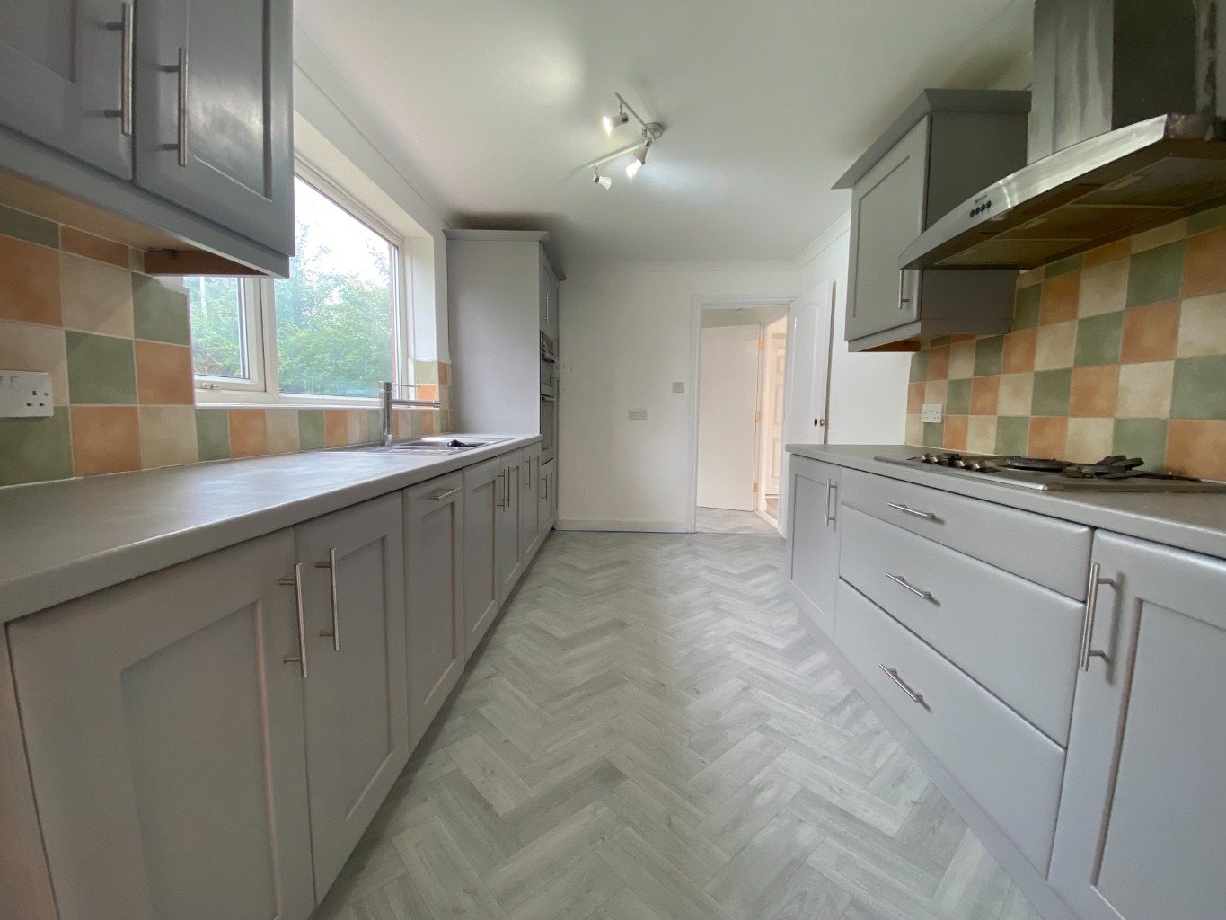 4 bed semi-detached house for sale in Sparrow Close, Luton  - Property Image 3