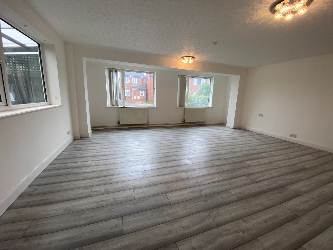 4 bed semi-detached house for sale in Sparrow Close, Luton  - Property Image 5