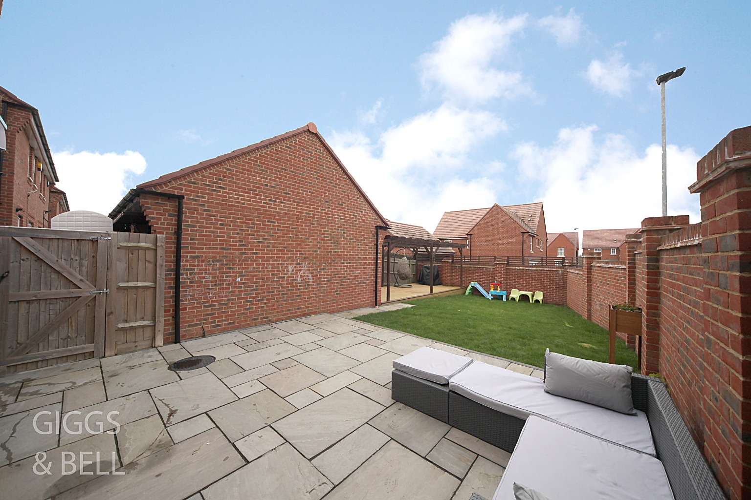 3 bed detached house for sale, Luton 18