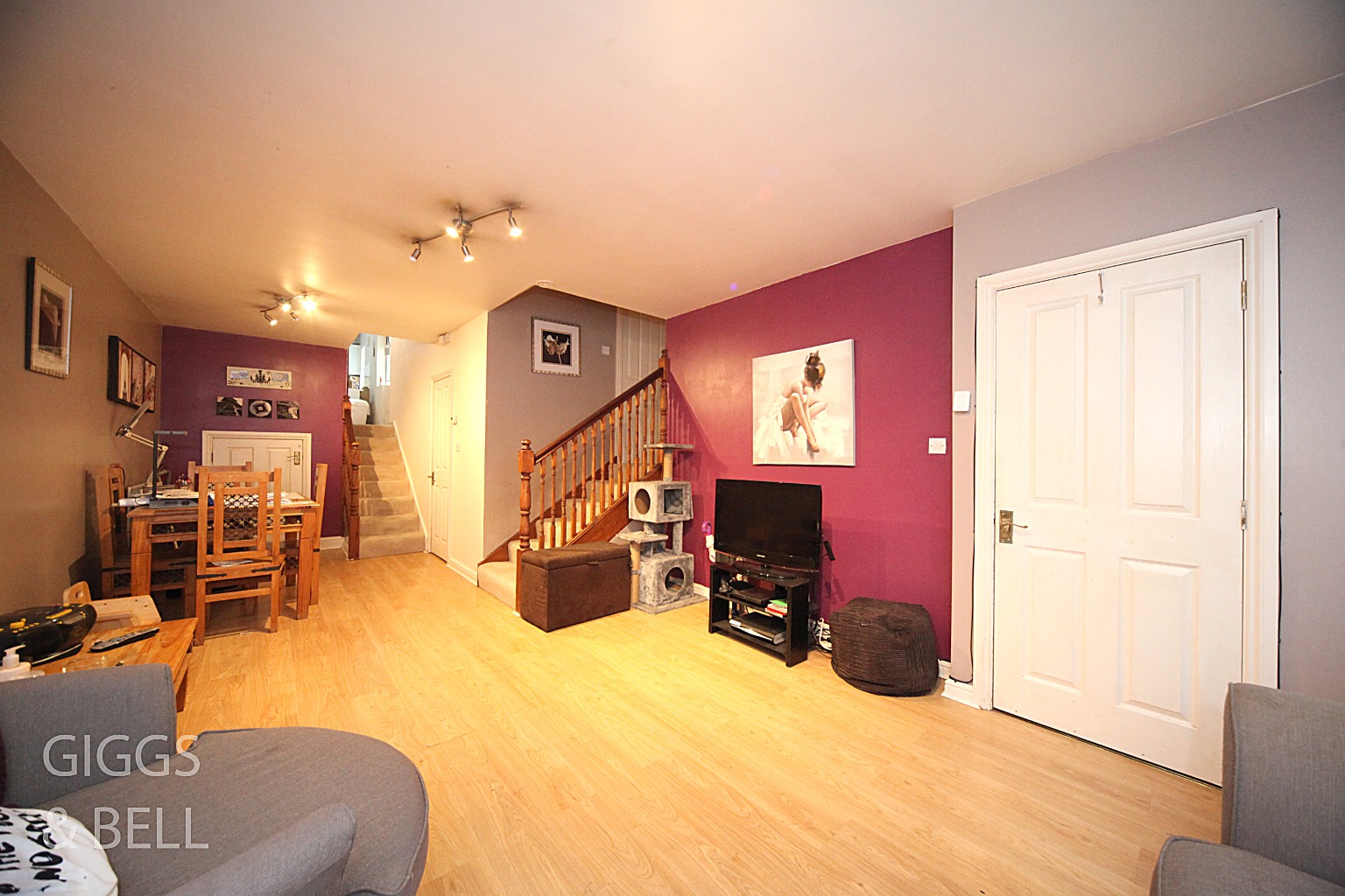 2 bed maisonette for sale in Farley Hill, Luton - Property Image 1