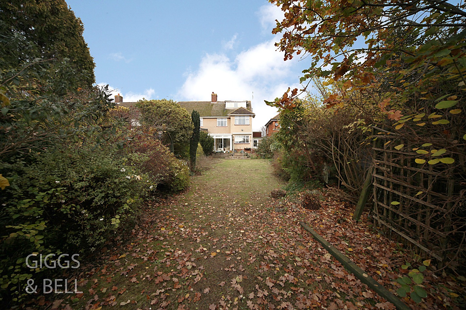 4 bed semi-detached house for sale in Bushmead Road, Luton 1
