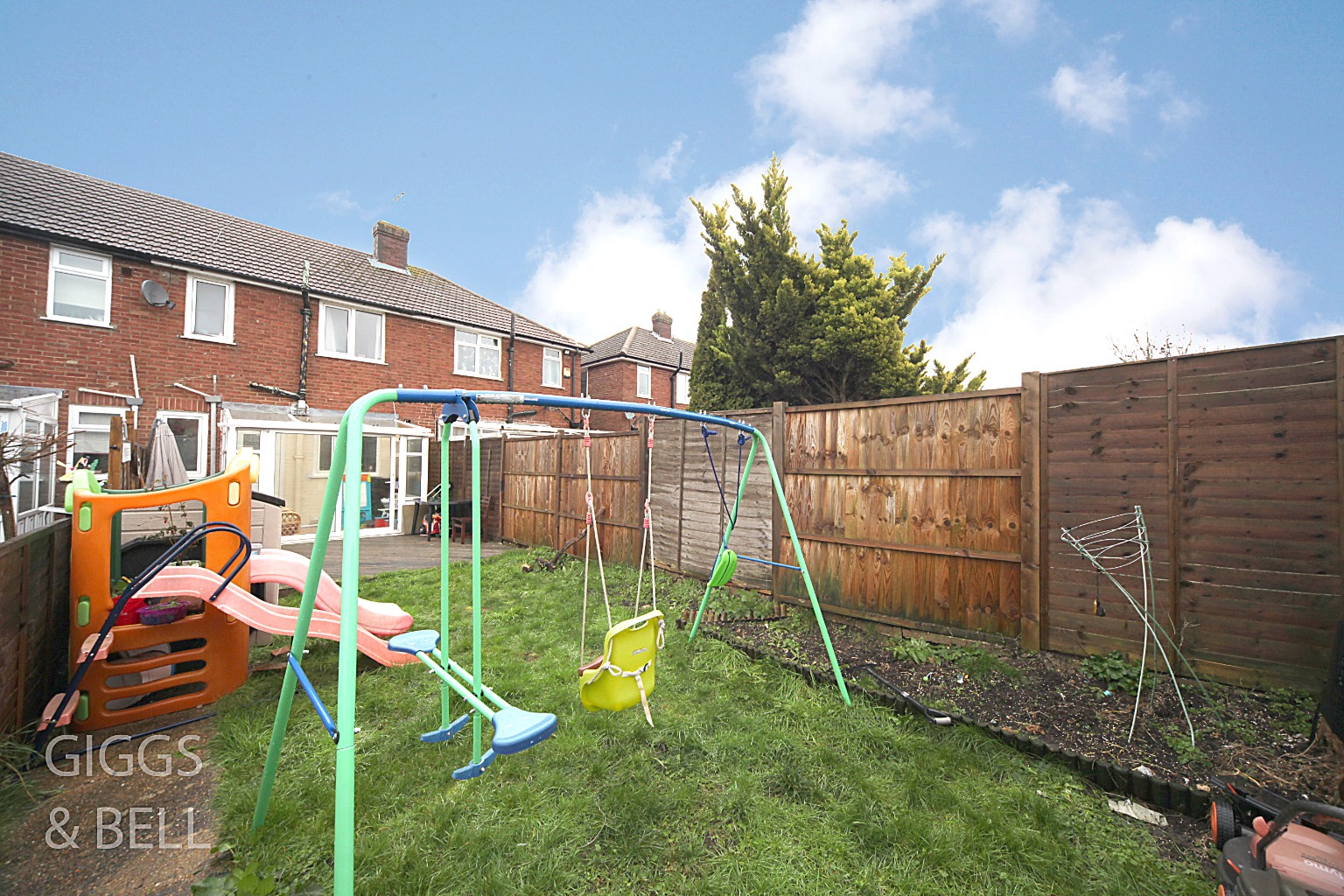 2 bed terraced house for sale in Peartree Road, Luton 11