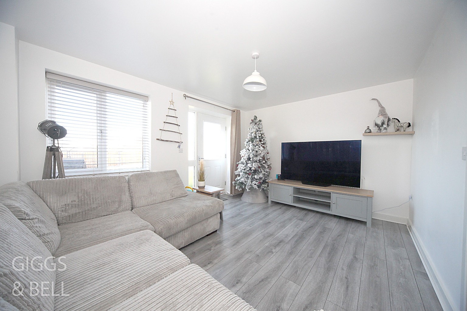 2 bed semi-detached house for sale in Wilson Close, Hitchin  - Property Image 3