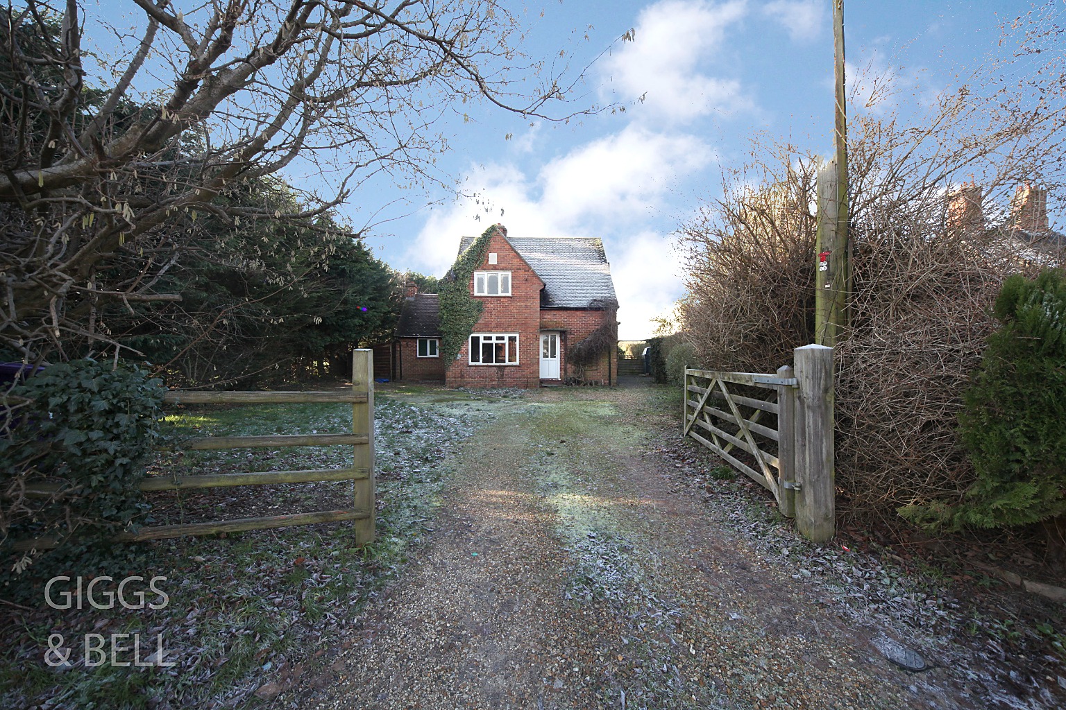 3 bed cottage for sale in West Street, Luton  - Property Image 1