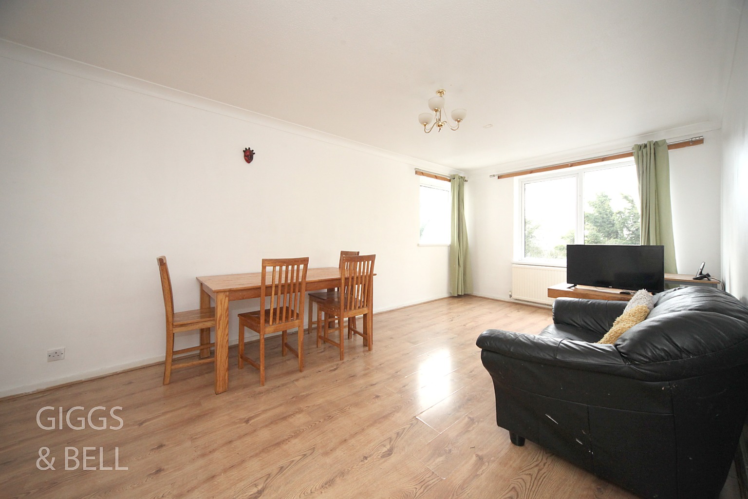 2 bed flat for sale in Richmond Hill, Luton  - Property Image 4