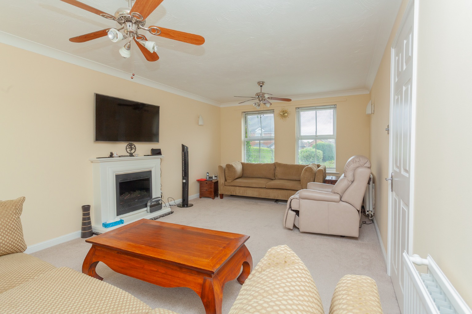 4 bed detached house for sale in Elvington Gardens, Luton 5