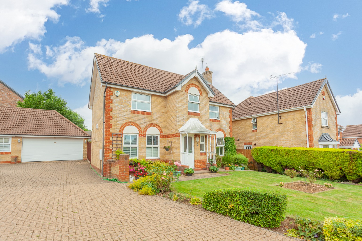 4 bed detached house for sale in Elvington Gardens, Luton  - Property Image 2