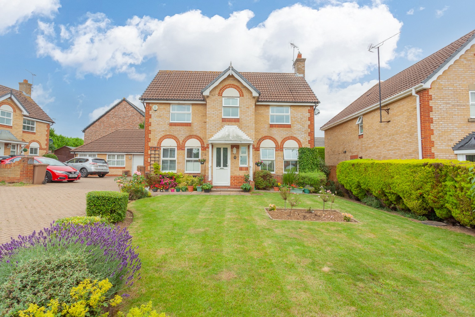 4 bed detached house for sale in Elvington Gardens, Luton, LU3 