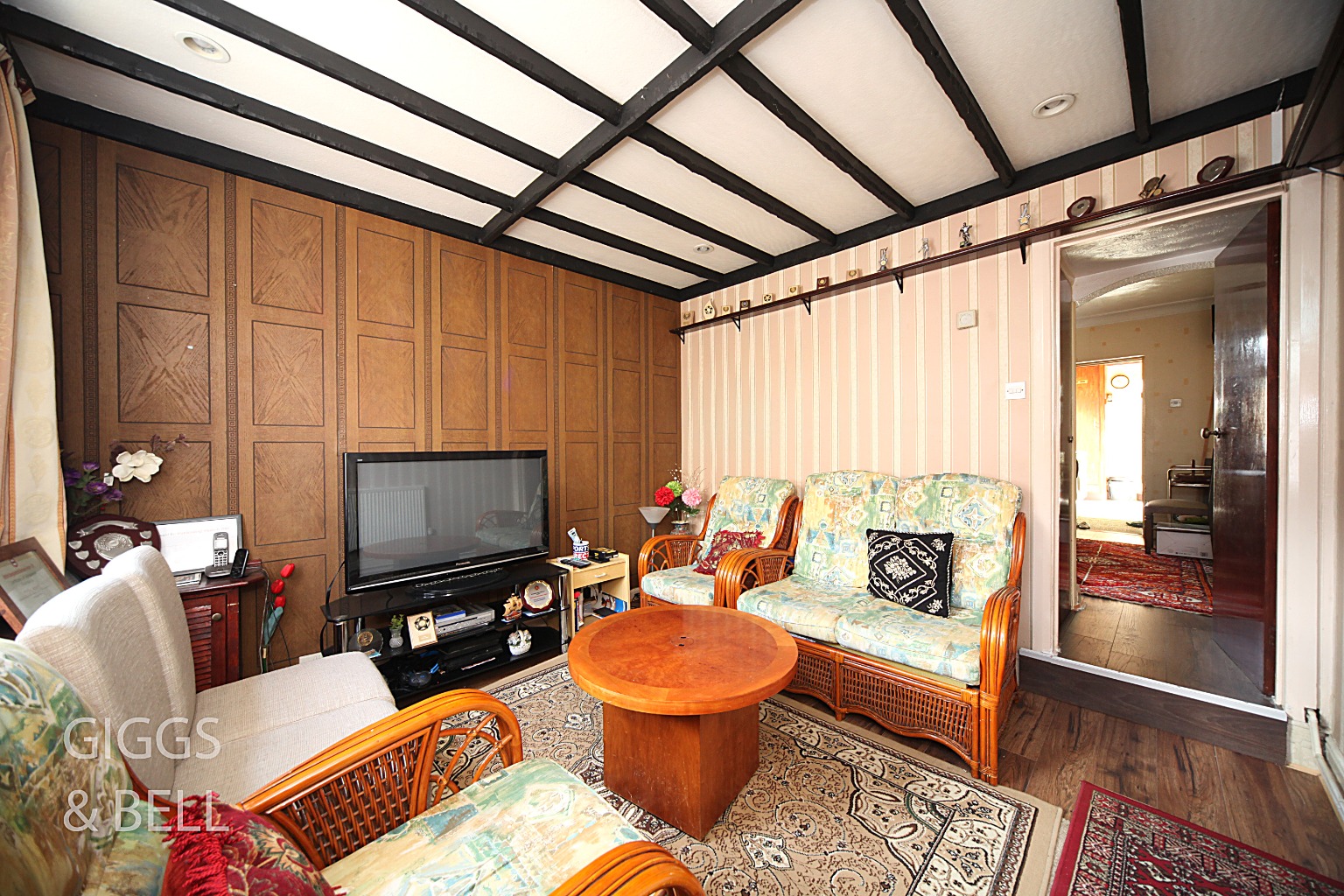 3 bed terraced house for sale in Warwick Road West, Luton  - Property Image 3