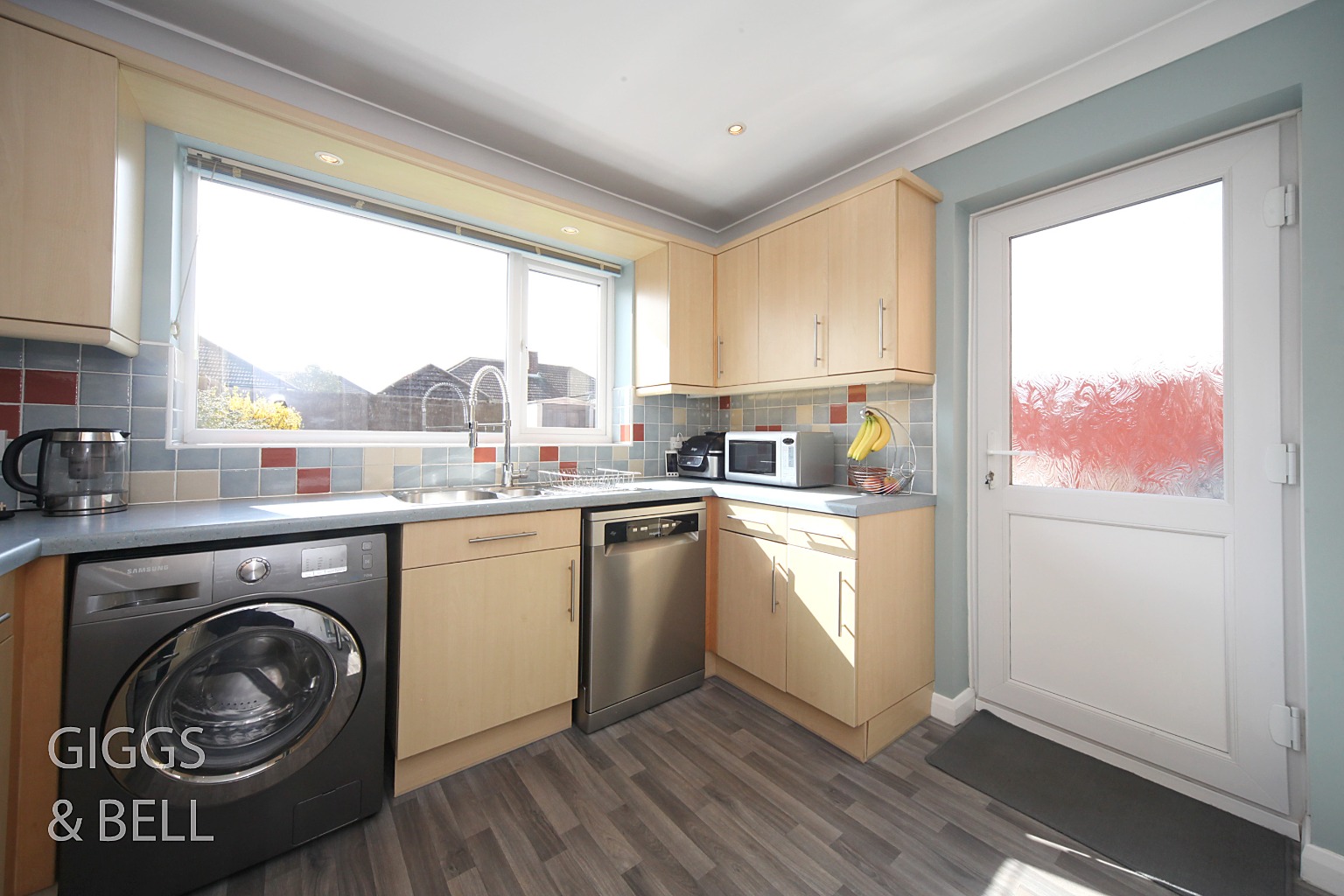 4 bed semi-detached house for sale in Kinross Crescent, Luton  - Property Image 9