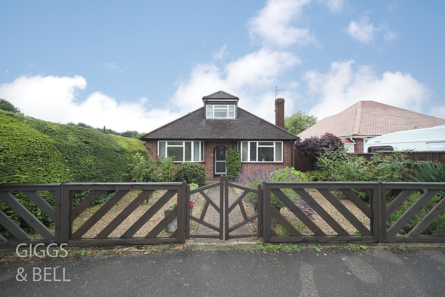 3 bed bungalow for sale in Ryecroft Way, Luton, LU2