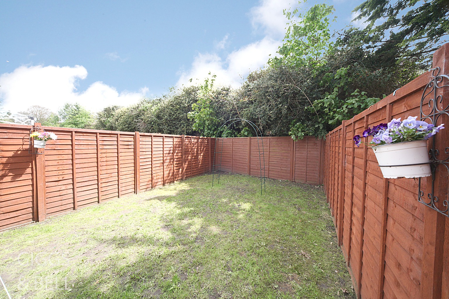 2 bed terraced house for sale in Fermor Crescent, Luton 18