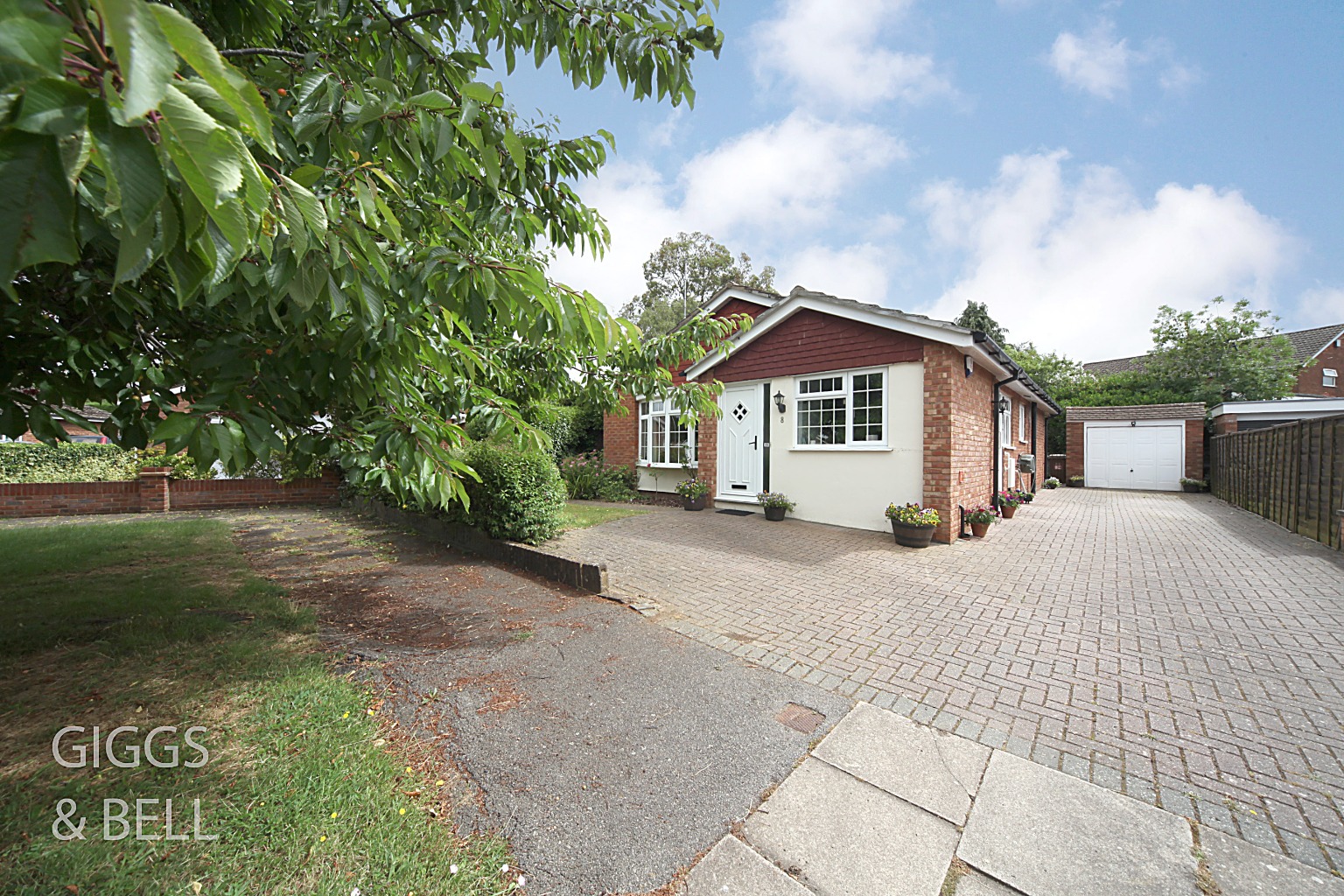3 bed detached bungalow for sale in Sedbury Close, Luton - Property Image 1