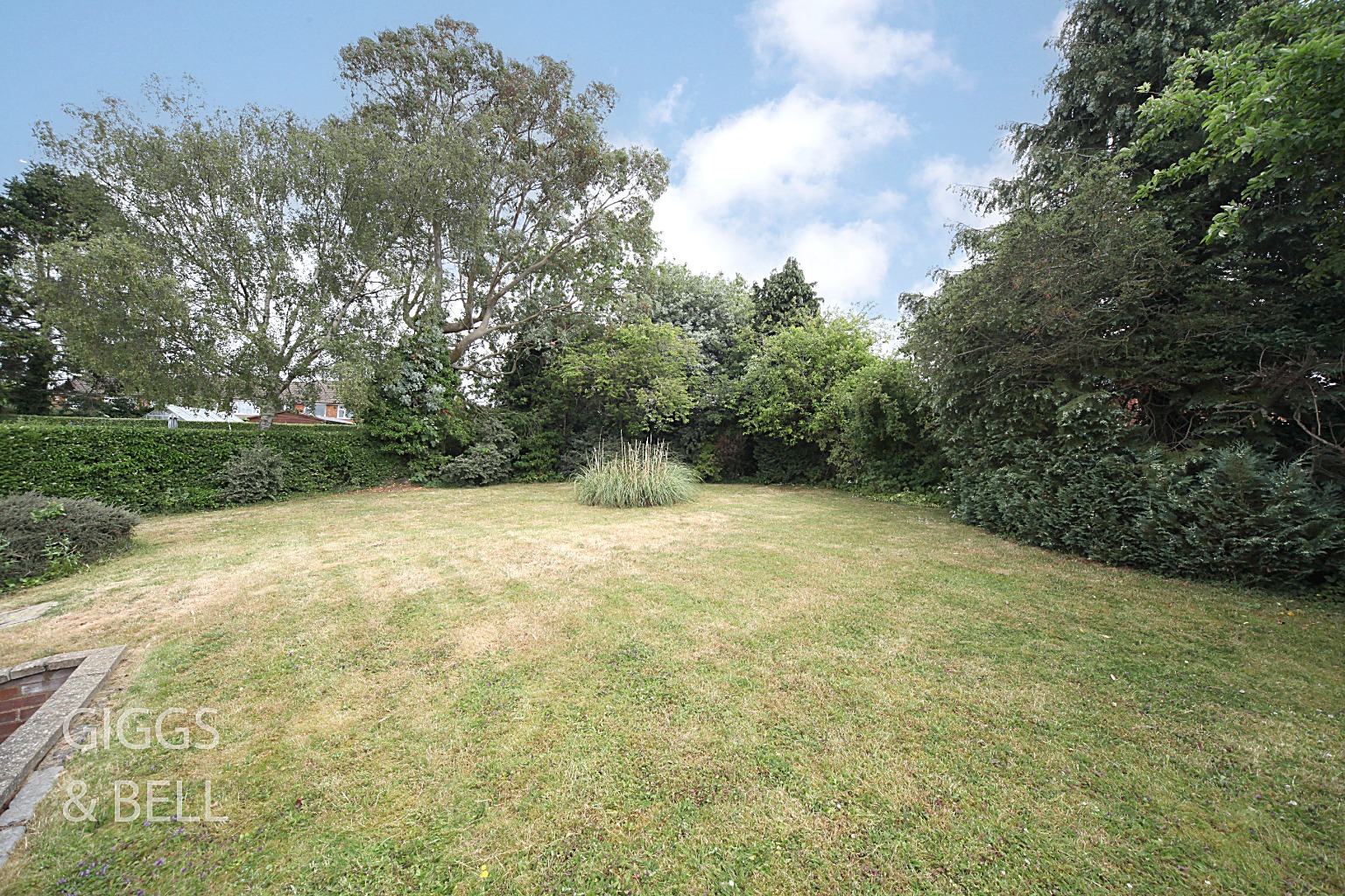 3 bed detached bungalow for sale in Sedbury Close, Luton  - Property Image 2