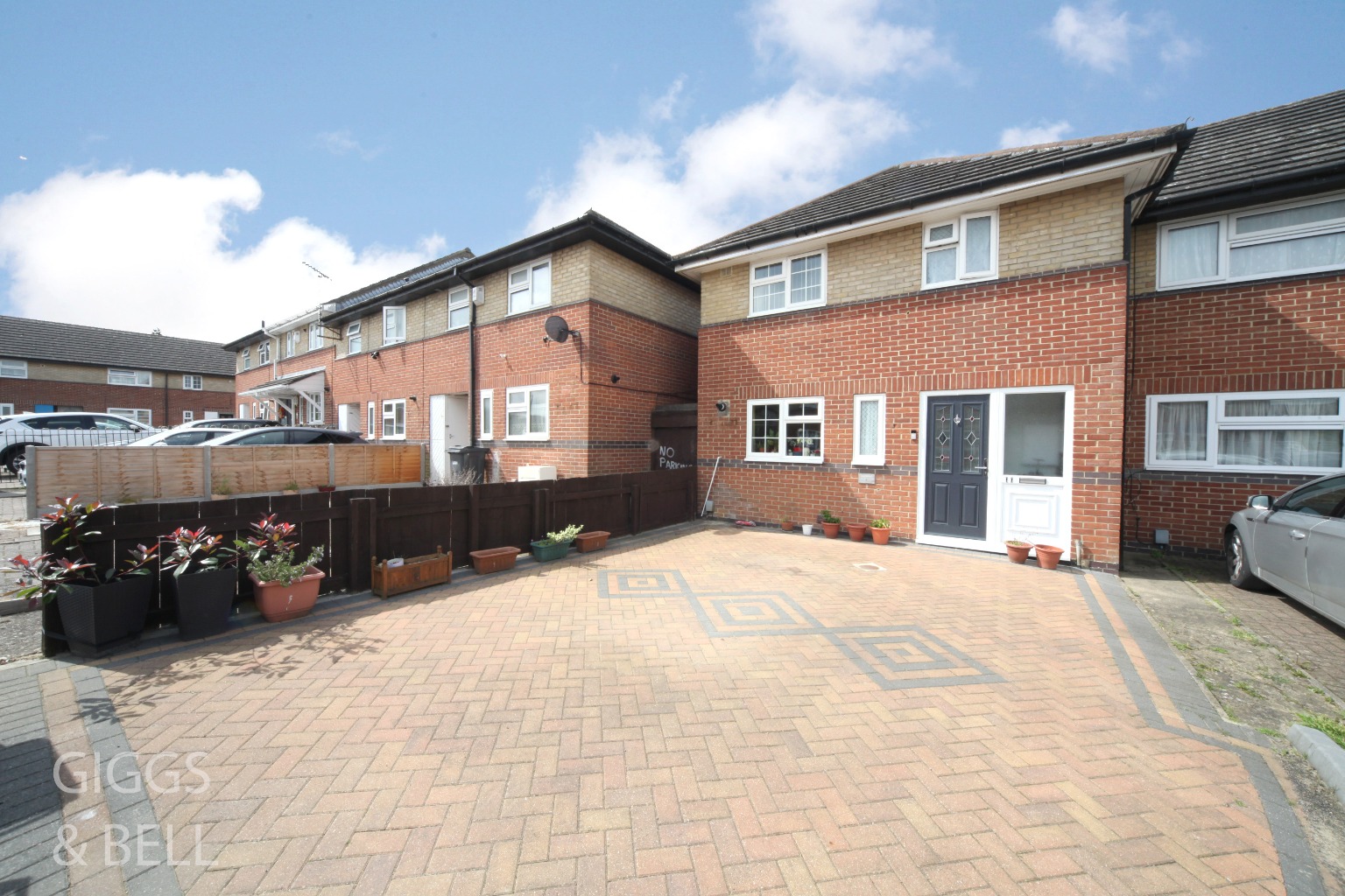 3 bed end of terrace house for sale in Holkham Close, Luton - Property Image 1