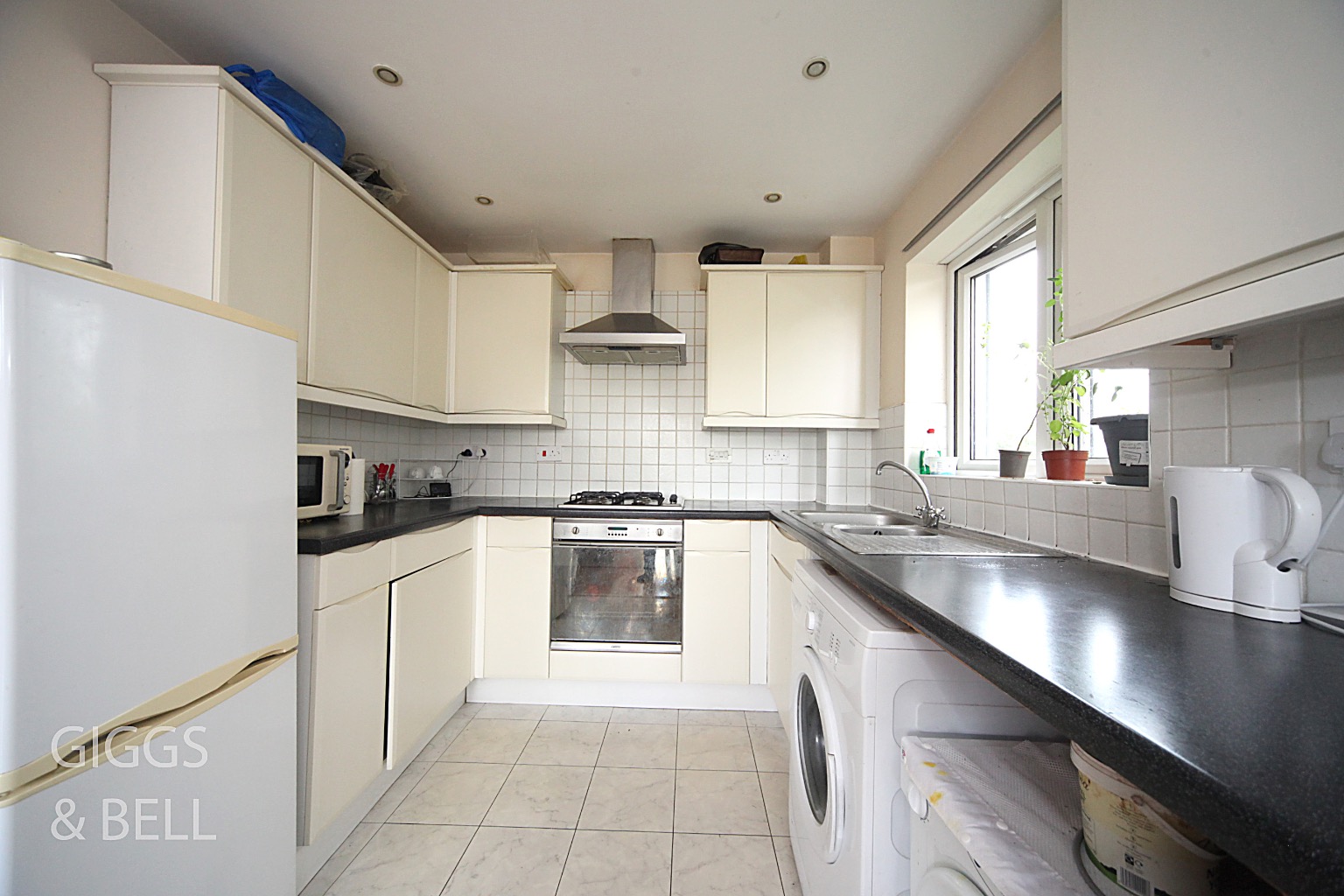 2 bed flat for sale in Primrose Close, Luton 4