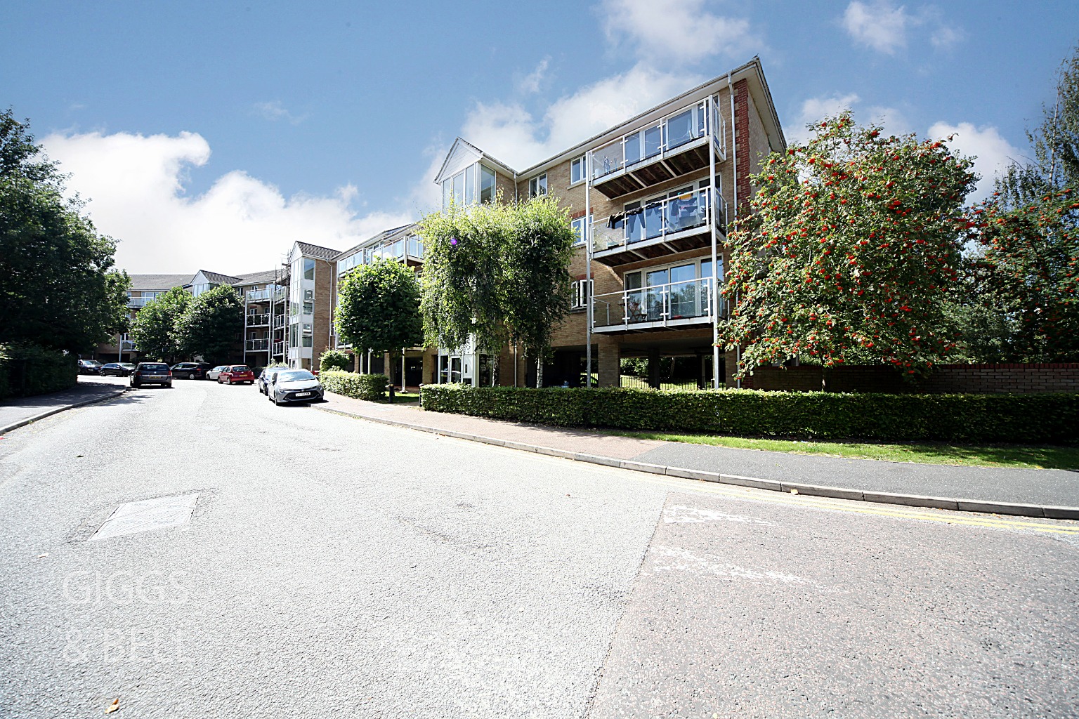 2 bed flat for sale in Foxglove Way, Luton, LU3 