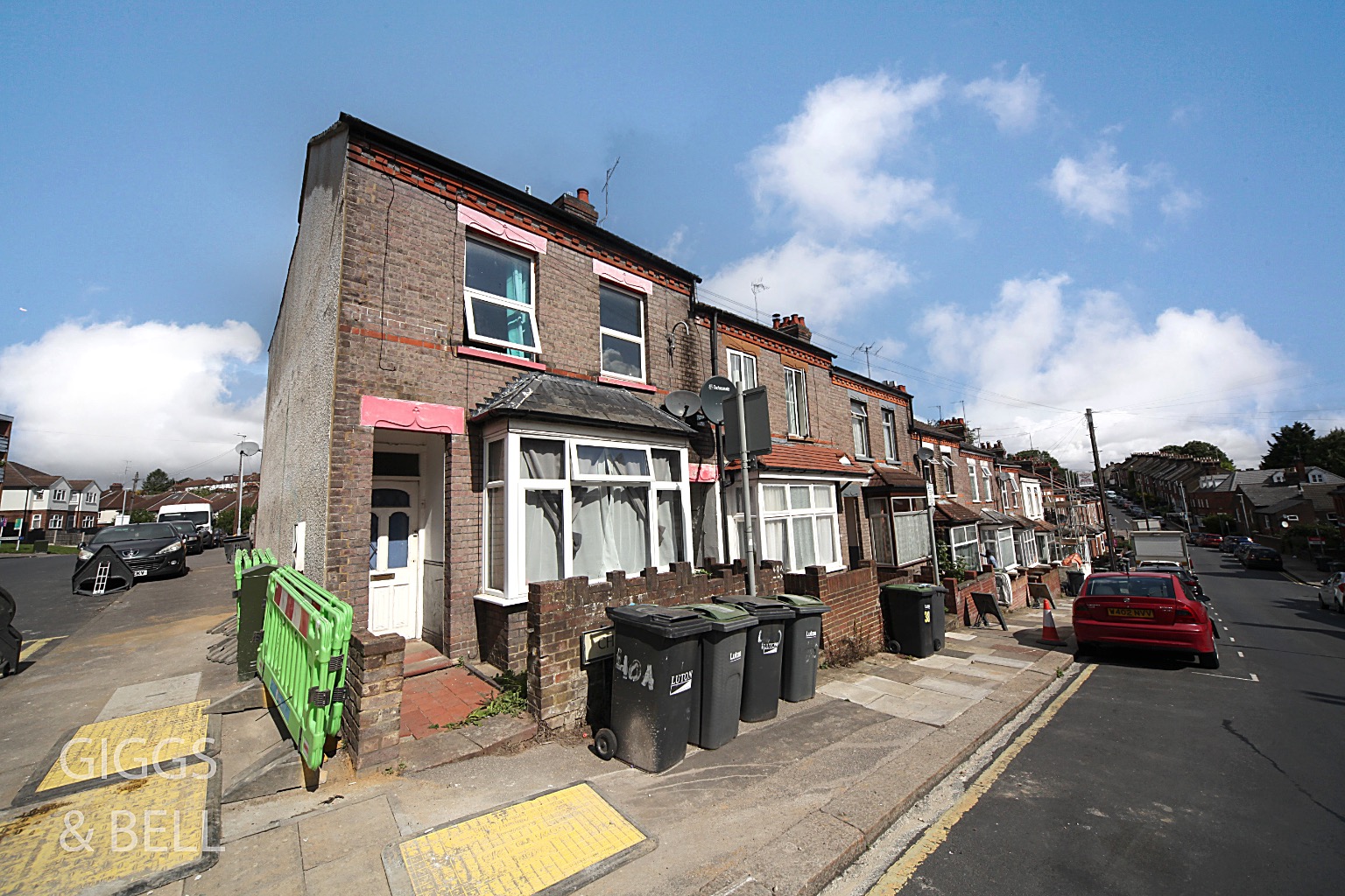 2 bed semi-detached house for sale in Chiltern Rise, Luton  - Property Image 1