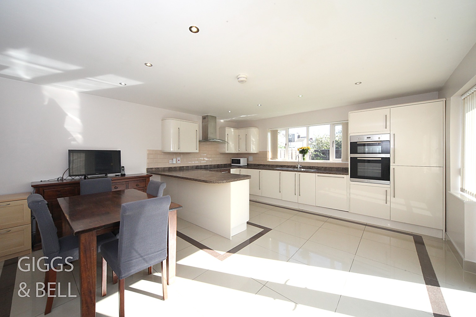 3 bed detached bungalow for sale in Gardenia Avenue, Luton  - Property Image 4