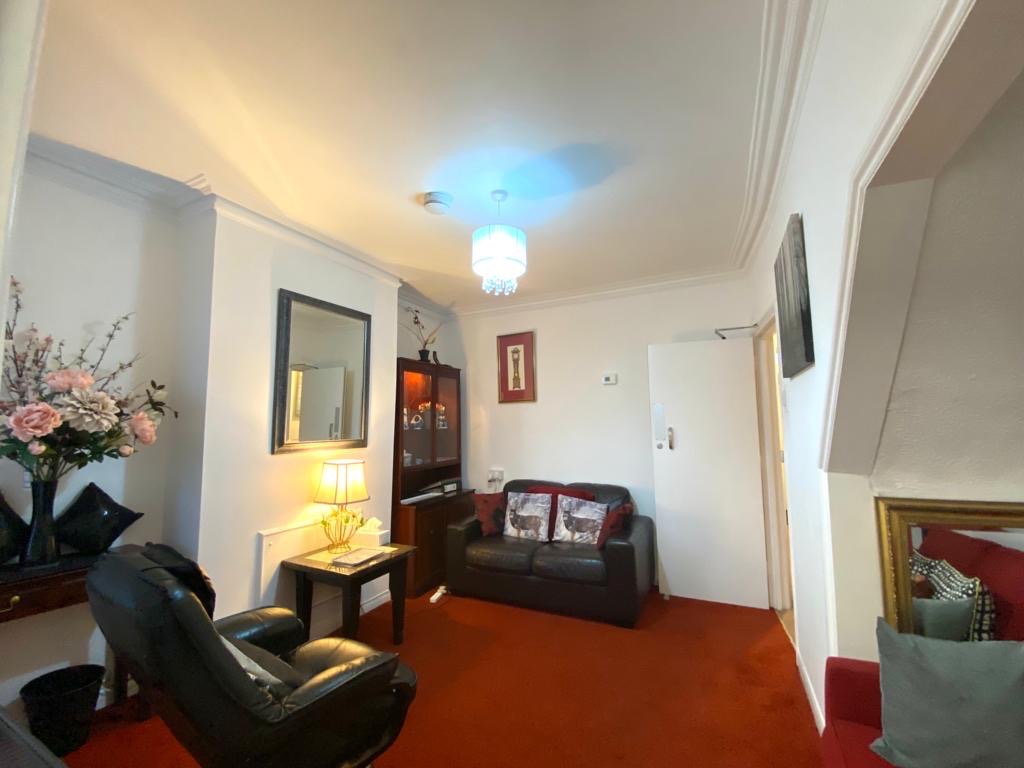 4 bed terraced house for sale in Hitchin Road, Luton 1