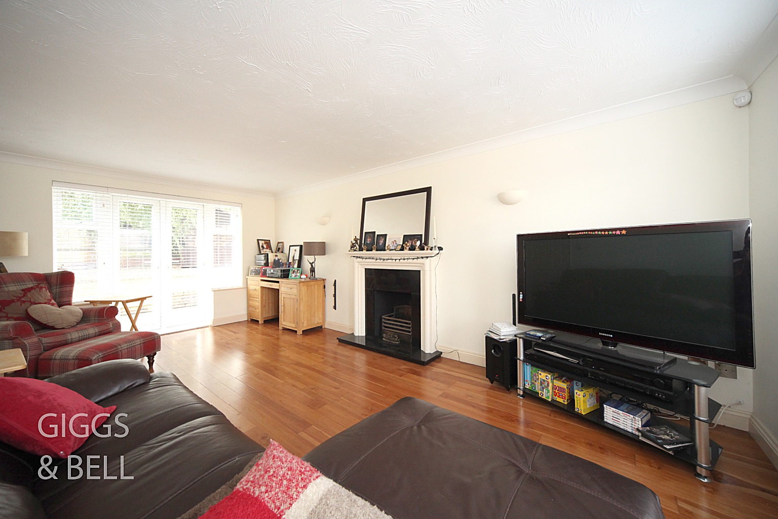 4 bed detached house for sale in Elvington Gardens, Luton  - Property Image 3